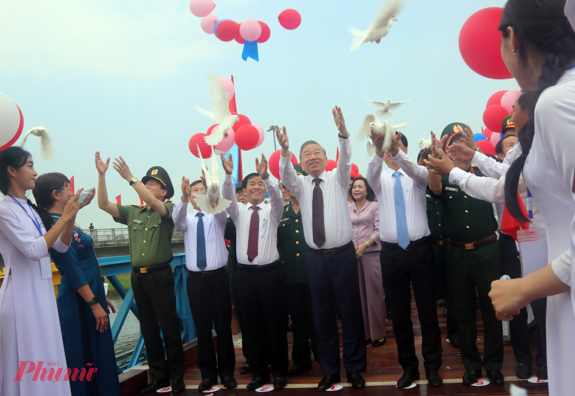 Tổng Bí thư,  Chủ tịch nước Tô Lâm cùng các đại biểu thả chim bồ câu trên cầu Hiền Lương