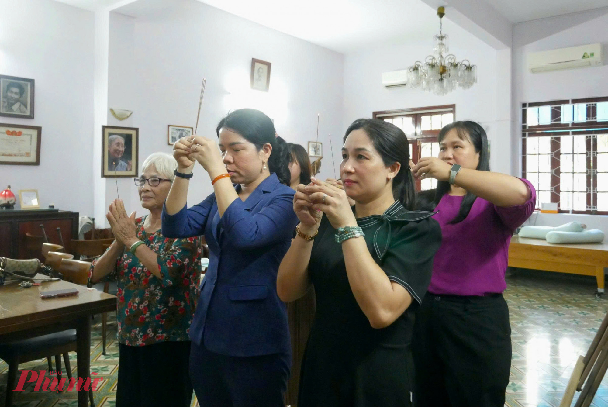 Nhân kỷ niệm 51 năm Ngày Giải phóng miềm Nam, thống nhất đất nước, Đoàn công tác Ủy ban MTTQ Việt Nam TPHCM, do bà Nguyễn Thị Ngọc Xuân, Thành ủy viên, Chủ tịch Hội LHPN TPHCM - làm Trưởng đoàn, đã đến thắp hương tri ân và thăm gia đình các nhân sĩ, cá nhân tiêu biểu