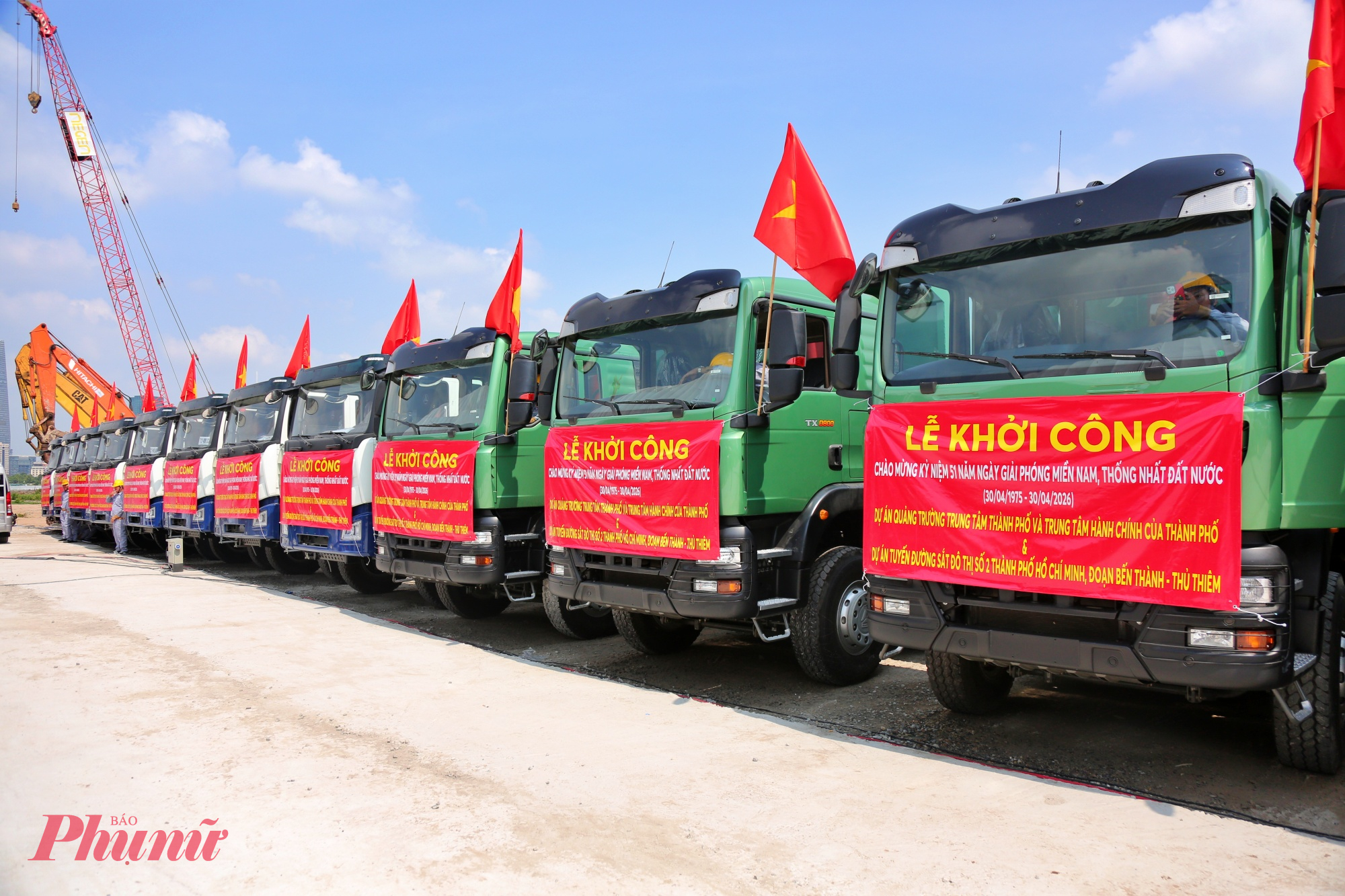 Các loại phương tiện tập trung tại lễ khởi công dự án - ảnh: Nguyễn Văn