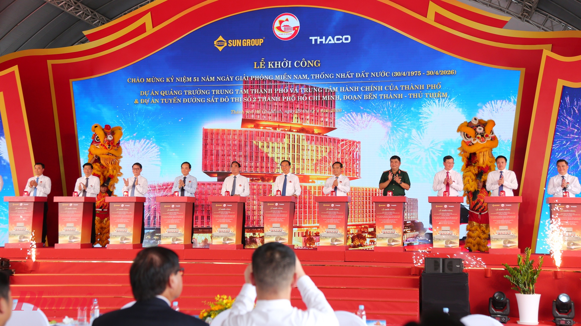 Các vị đại biểu, lãnh đạo TPHCM nhấn nút khởi công dự án - Ảnh: Nguyễn Văn