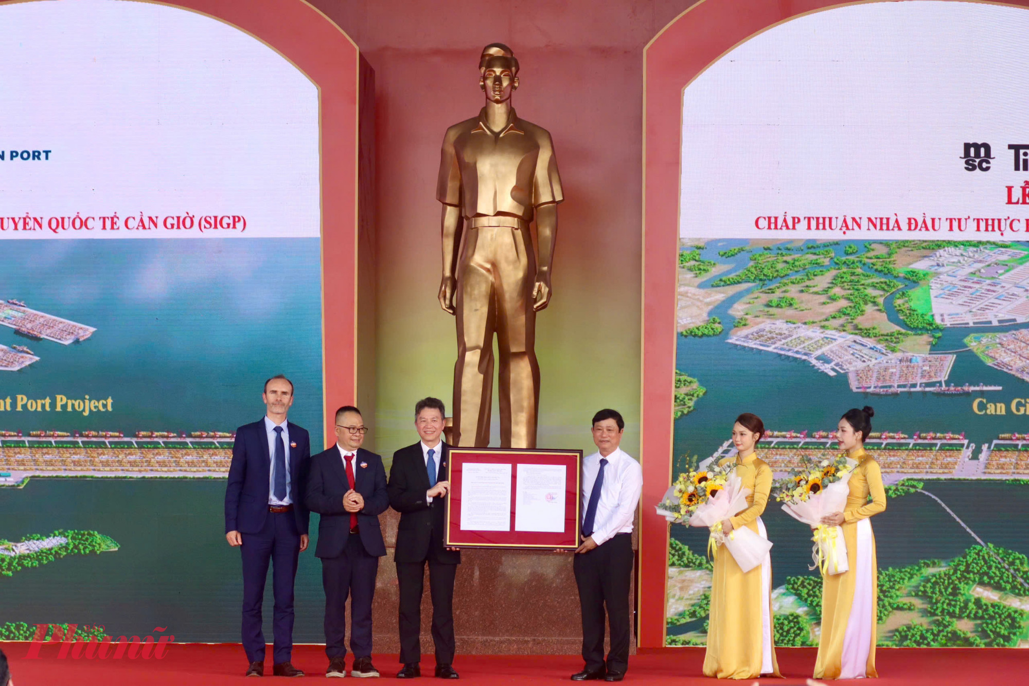 Lãnh đạo TPHCM trao giấy chứng nhận đầu tư Cảng trung chuyền quốc tế Cần Giờ - Ảnh: Nguyễn Văn