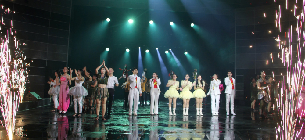 Chương trình còn kết hợp các tiết mục ca nhạc