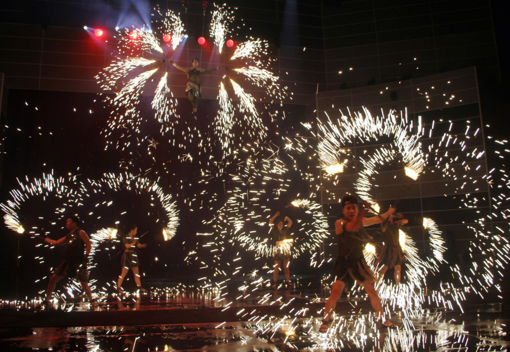 Tiết mục múa lửa trích từ vở xiếc Ký ức hỏa thần - Vùng đất kỳ bí tiền truyện - Ảnh: Thùy Trang