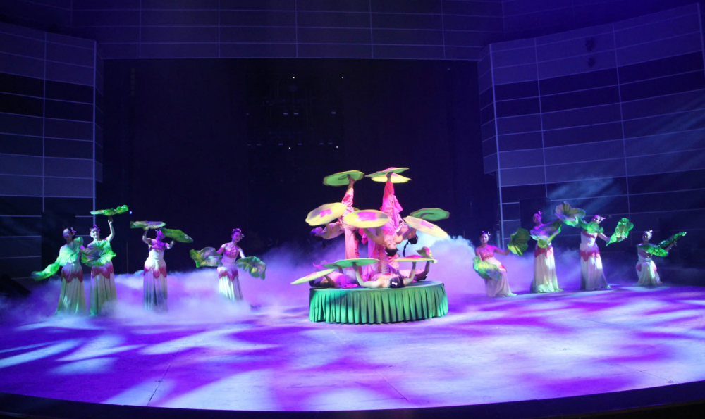 Mở màn cho chương trình Nghệ thuật hôm nay tại Rạp Xiếc Đa Năng Phú Thọ, xin giới thiệu quý vị tiết mục xiếc quay thảm “Sắc Sen”, với hình tượng hoa sen – thanh khiết. Tác phẩm đạt Giải Nhất tại Cuộc thi Tài Năng Xiếc Toàn Quốc 2021. Đạo diễn và dàn dựng NSND Lưu Thị Bích Liên. 