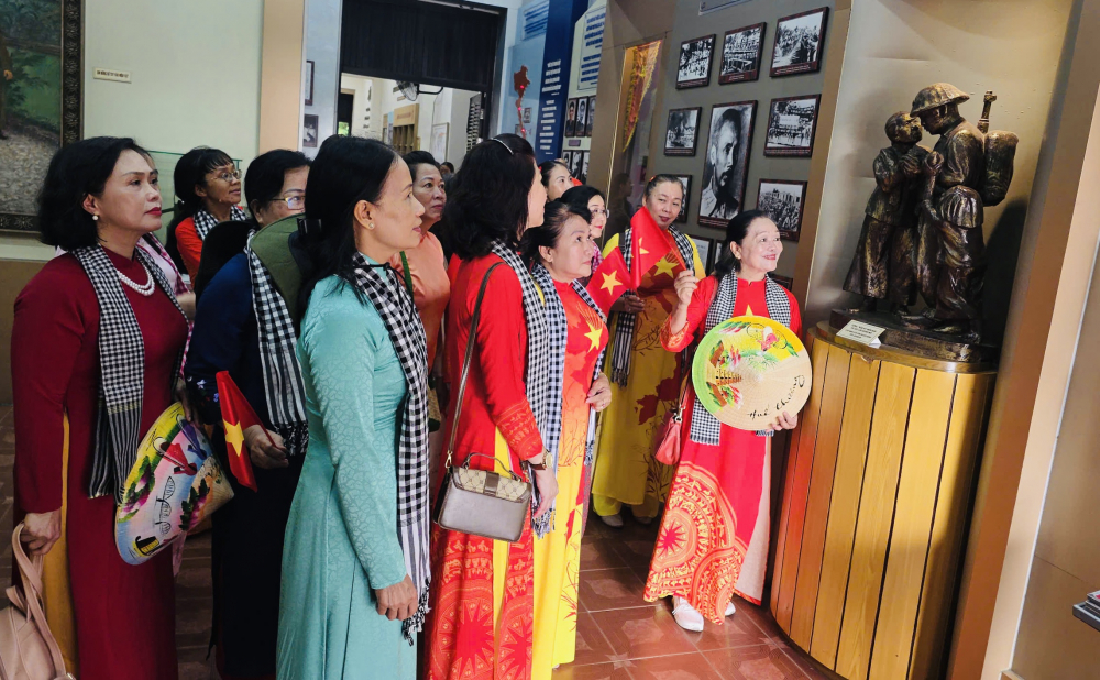 Các dì, chị tham quan bảo tàng, xem lại các tư liệu lịch sử.