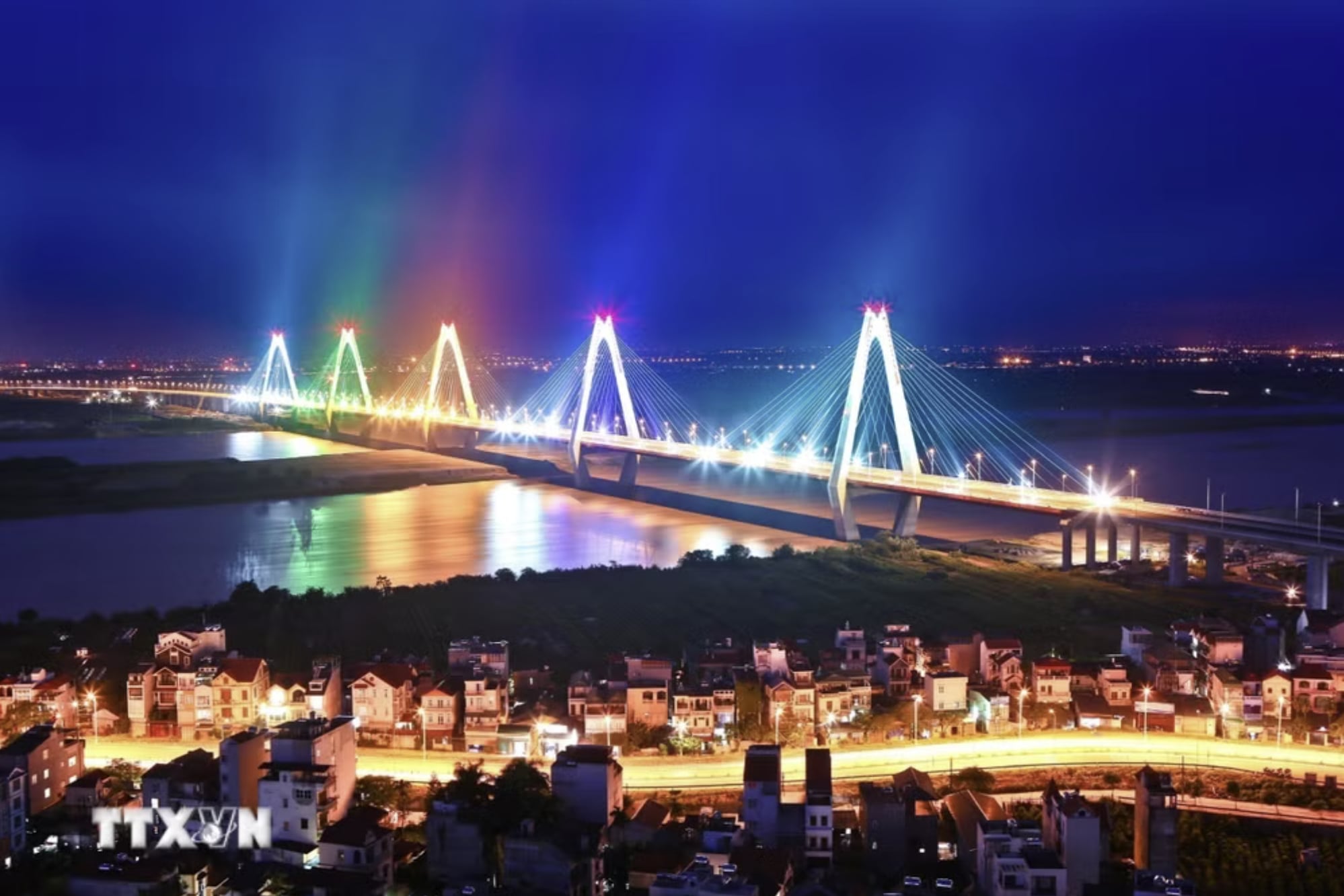 Cầu Nhật Tân. (Ảnh: Huy Hùng/TTXVN)