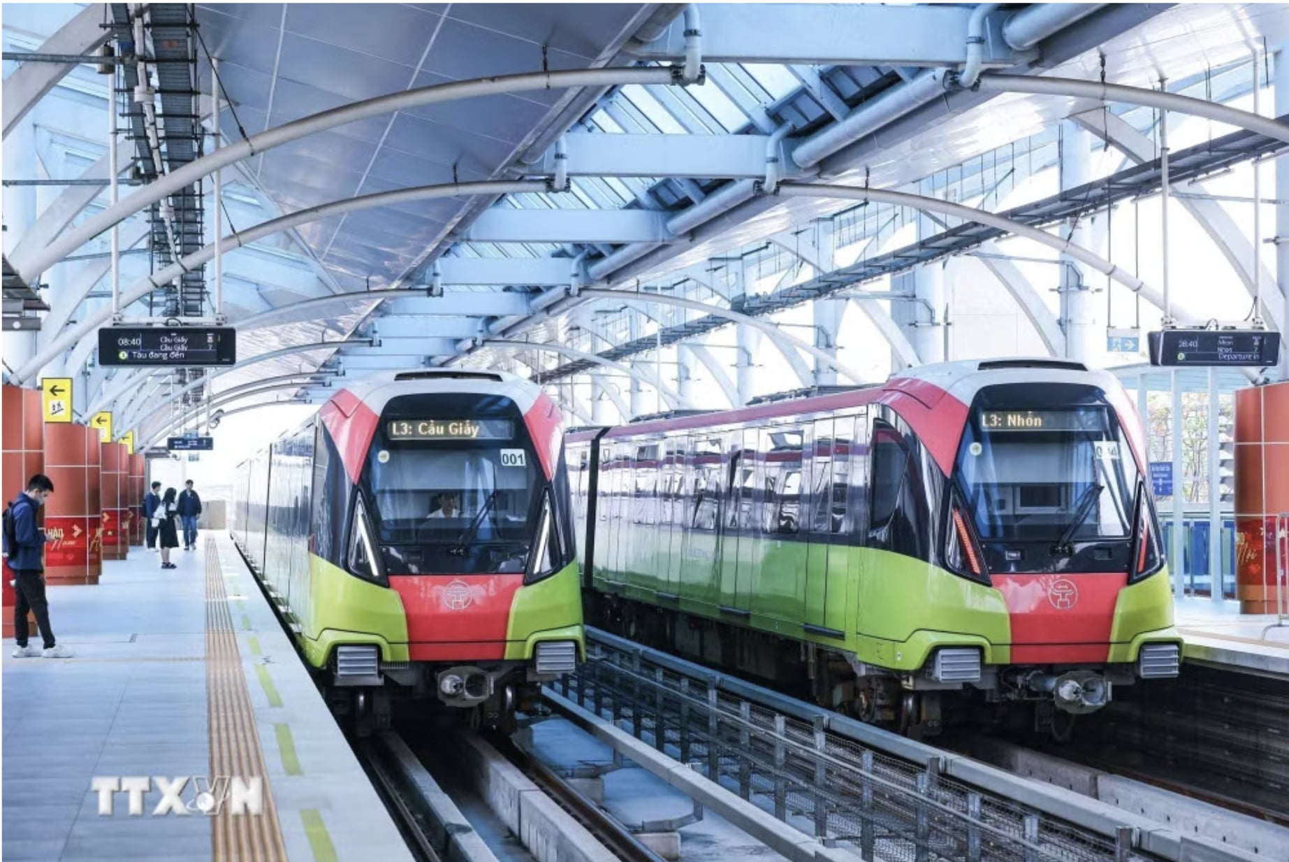 Các tàu đường sắt trên cao tuyến Cầu Giấy-Nhổn luôn đúng giờ, thuận tiện cho người dân sử dụng. (Ảnh: Hoàng Hiếu/TTXVN)