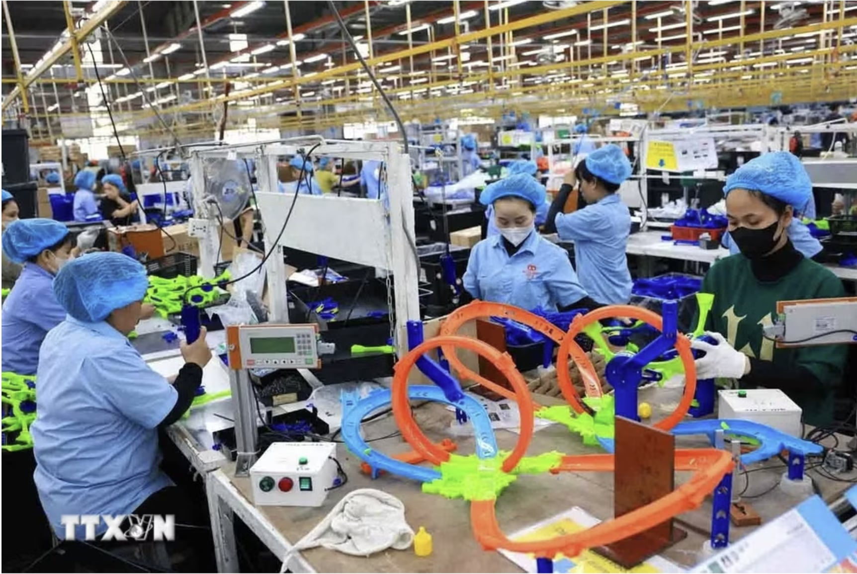 Sản xuất sản phẩm đồ chơi trẻ em xuất khẩu sang thị trường Mỹ, Pháp, Chile của Công ty TNHH Chế xuất Billion Max Việt Nam, 100% vốn Hong Kong (Trung Quốc). (Ảnh: Phạm Hậu/TTXVN)