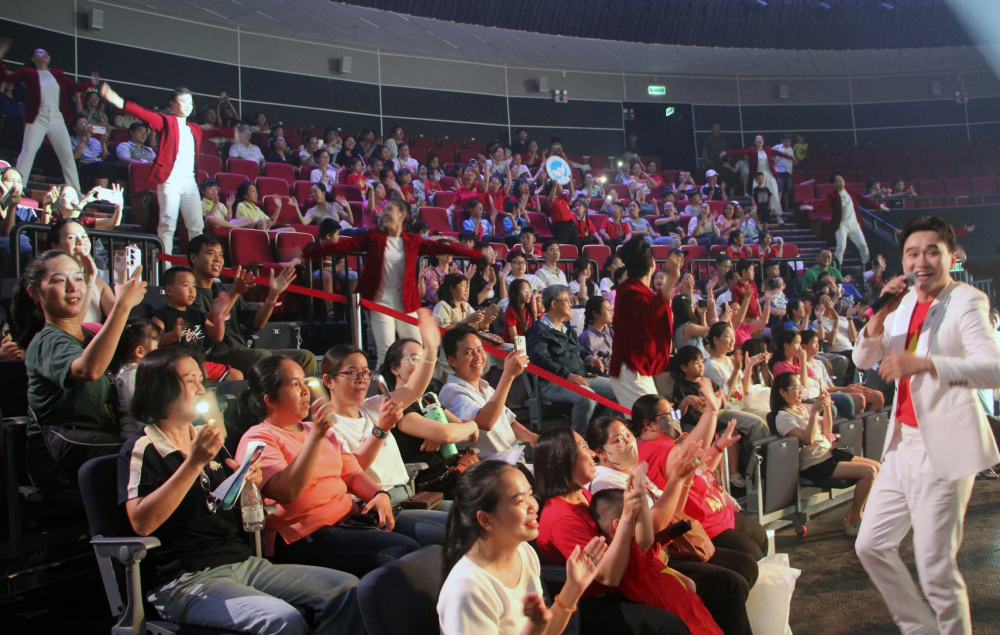 Rạp Xiếc và Biểu diễn Đa năng Phú Thọ là một công trình quy mô hiện đại với thiết kế gồm 2 tầng hầm và 12 tầng nổi, tổng diện tích hơn 31.600 m². Nổi bật trong đó là sân khấu chính có sức chứa lên đến 2.000 chỗ ngồi, chiều cao khoảng 24m, tạo nên không gian biểu diễn rộng lớn và ấn tượng. Được trang bị hệ thống âm thanh, ánh sáng cùng sân khấu tiên tiến hiện đại, nơi đây có khả năng đáp ứng đa dạng các loại hình nghệ thuật phức hợp từ xiếc, ca múa nhạc đến các chương trình biểu diễn quy mô lớn, mang đến trải nghiệm sống động và chuyên nghiệp cho khán giả. 