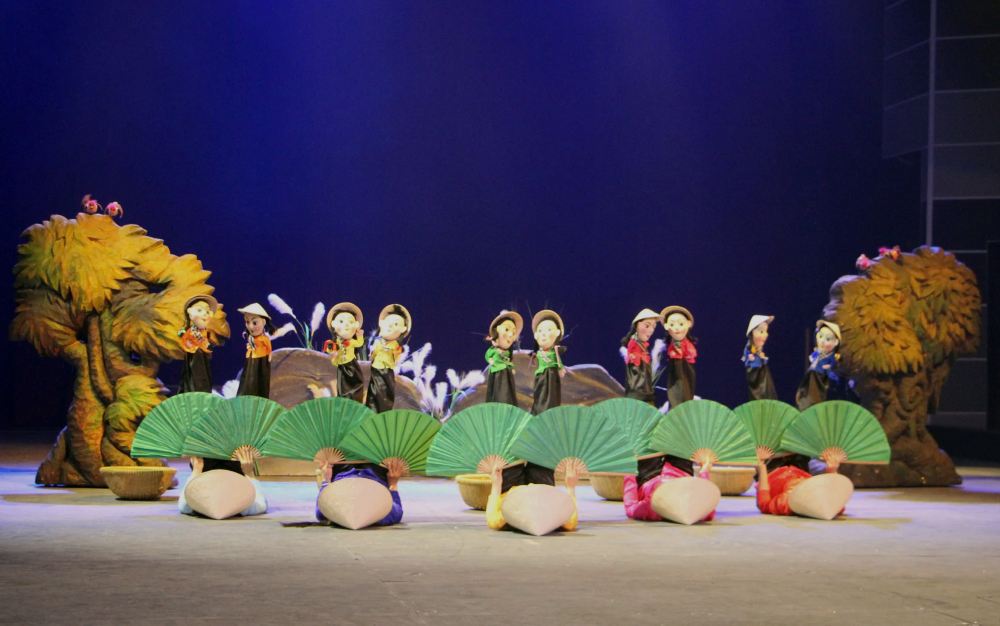 Tiết mục rối chân và rối que Ngày mùa