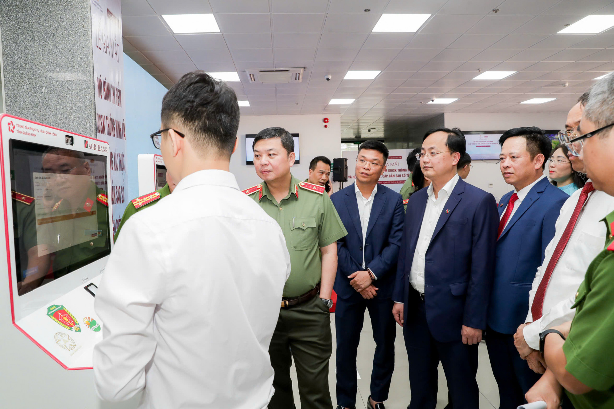 Đại biểu trải nghiệm mô hình Kiosk thông minh - Ảnh: Agribank