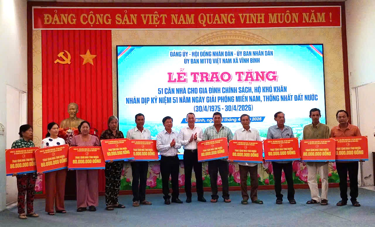 Trao tặng nhà cho cho gia đình chính sách và hộ khó khăn trên địa bàn xã Vĩnh Bình. Ảnh: CTV