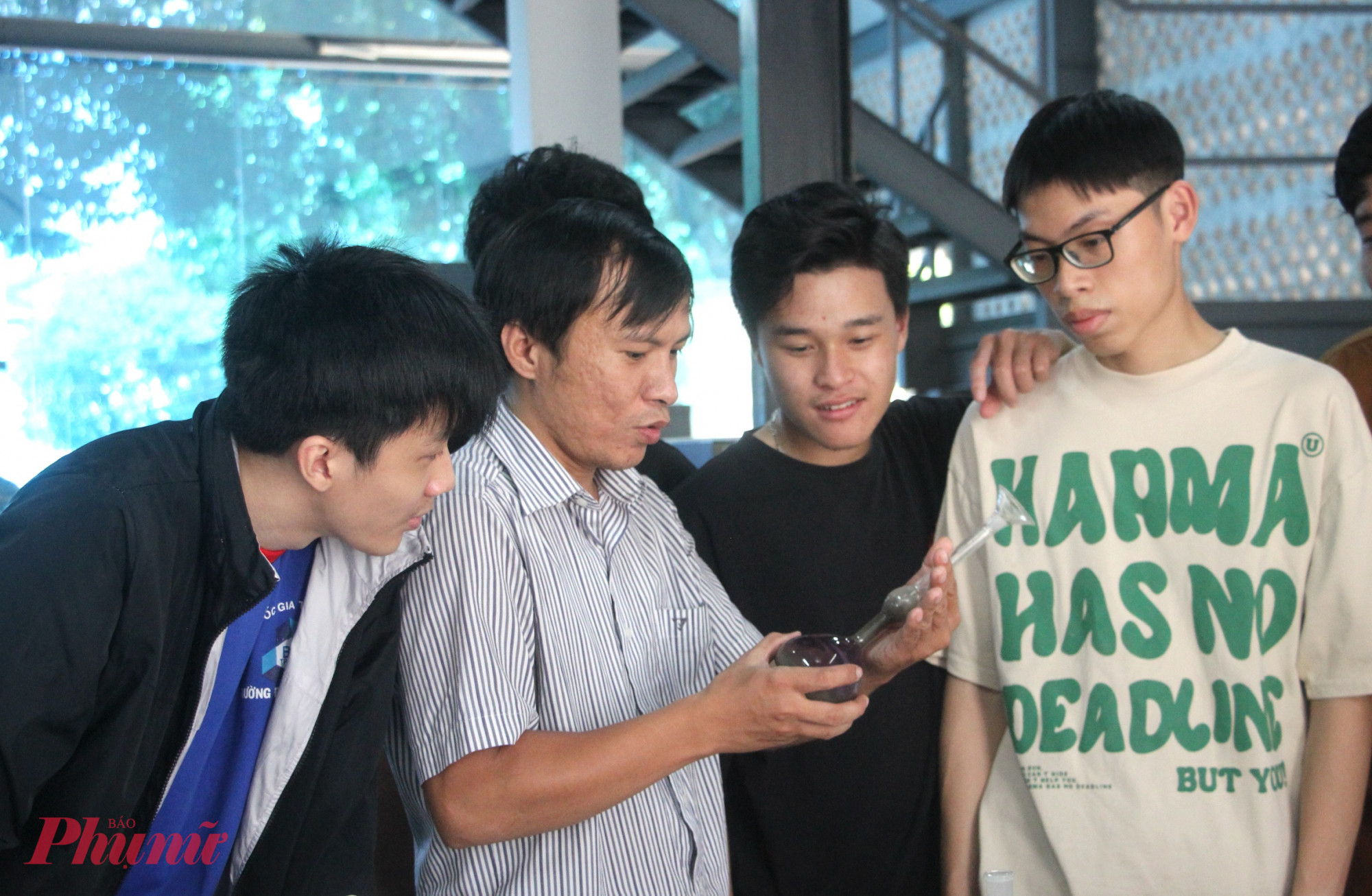 bộ đang trình Chính phủ dự thảo Nghị định Quy định chính sách học bổng cho người học các ngành khoa học cơ bản, kỹ thuật then chốt và công nghệ chiến lược.