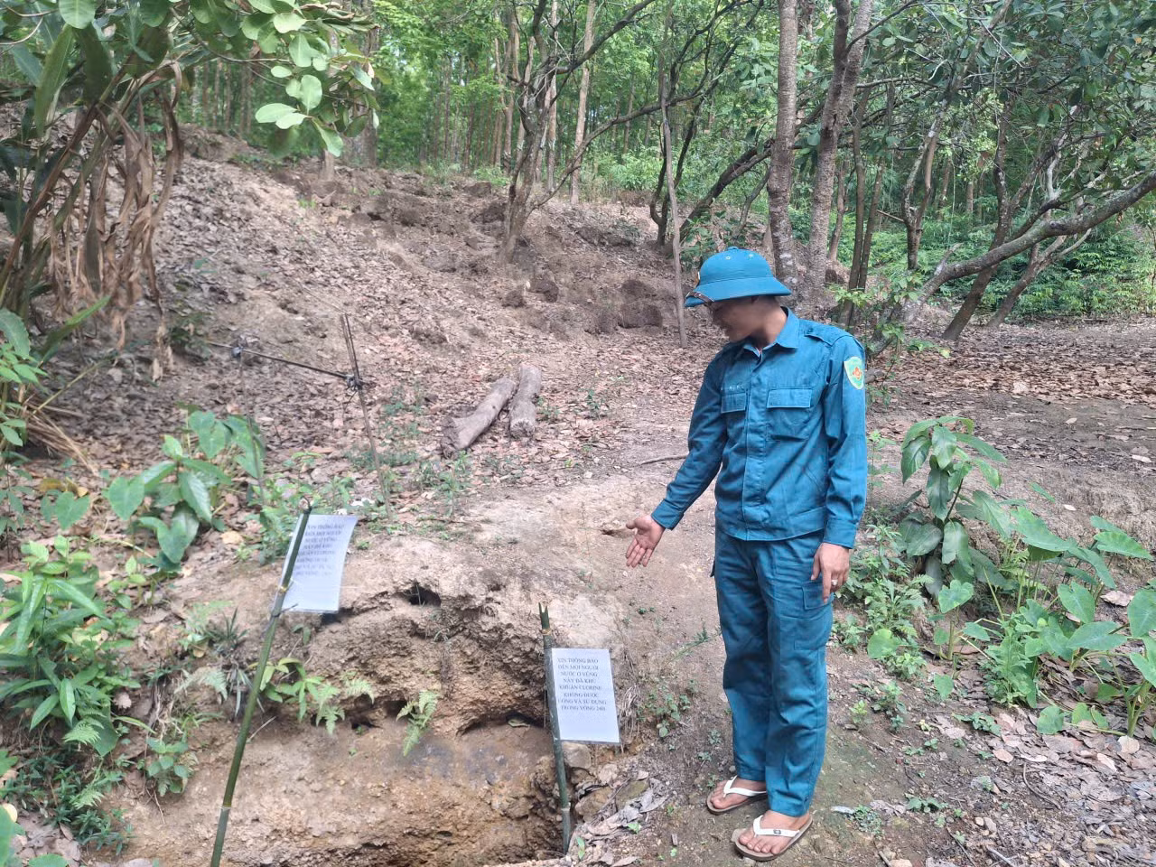 Ngành chức năng tiến hành cắm biển cảnh báo nơi khu vực có nguy cơ nhiễm vi khuẩn Burkholderia pseudomallei - Ảnh: Dung Dung