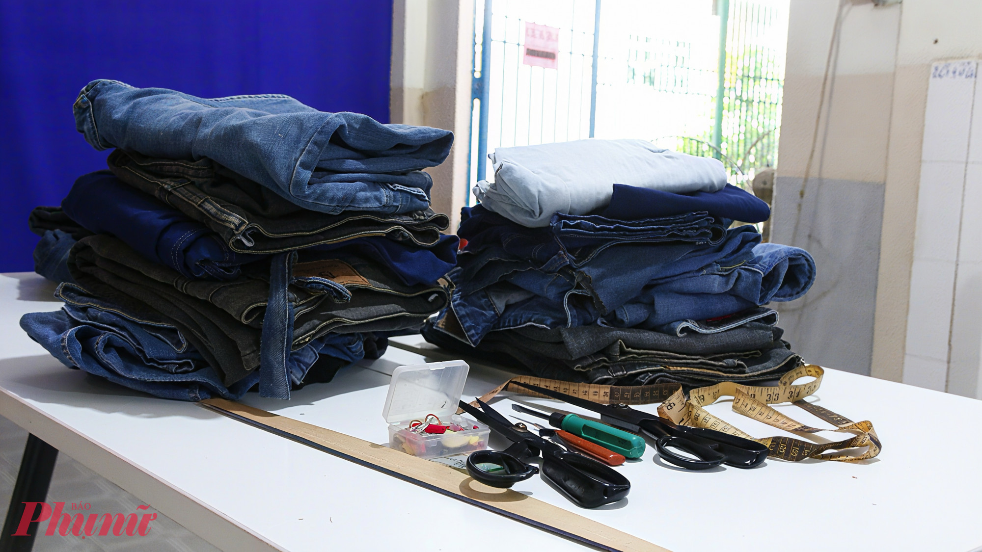 Hội vận động chị em thu gom quần áo jean cũ thông qua các nhóm Zalo, đồng thời phối hợp các khu phố kêu gọi người dân quyên góp từ mỗi gia đình. Nguồn nguyên vật liệu sau đó được Hội chuẩn bị đầy đủ cho từng buổi học tái chế, giúp chị em yên tâm đến lớp tham gia học tập và sáng tạo sản phẩm.