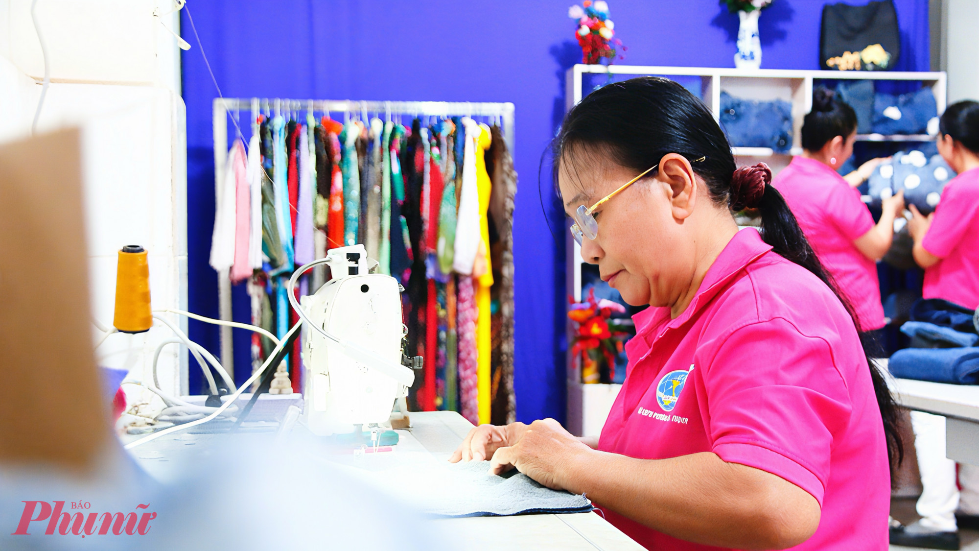 Từ những quần áo jean cũ đã qua sử dụng, các dì, chị đã miệt mài tạo nên những chiếc balo, túi xách thời trang được tái sinh, tiếp tục bước vào một vòng đời mới đầy hữu ích,  đẹp mắt và có giá trị. 