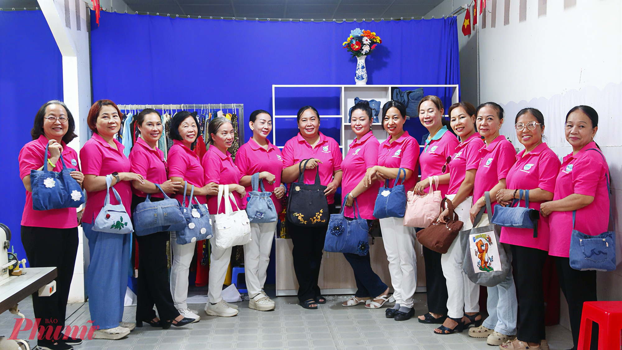 Theo Hội LHPN phường Bình Thạnh, đây là mô hình “Phụ nữ Bình Thạnh sáng tạo – lan tỏa kinh tế xanh” được ra mắt từ tháng 4/2026. Mô hình được triển khai nhằm khơi dậy tinh thần chủ động, sáng tạo của cán bộ, hội viên phụ nữ trong xây dựng lối sống thân thiện với môi trường, gắn với phát triển kinh tế gia đình. Hoạt động góp phần hưởng ứng Cuộc vận động “Người dân TPHCM không xả rác ra đường và kênh rạch, vì thành phố sạch và giảm ngập nước” theo Chỉ thị 19-CT/TU của Ban Thường vụ Thành ủy TPHCM, đồng thời chung tay thực hiện Đề án hỗ trợ phụ nữ khởi nghiệp giai đoạn 2026-2035.