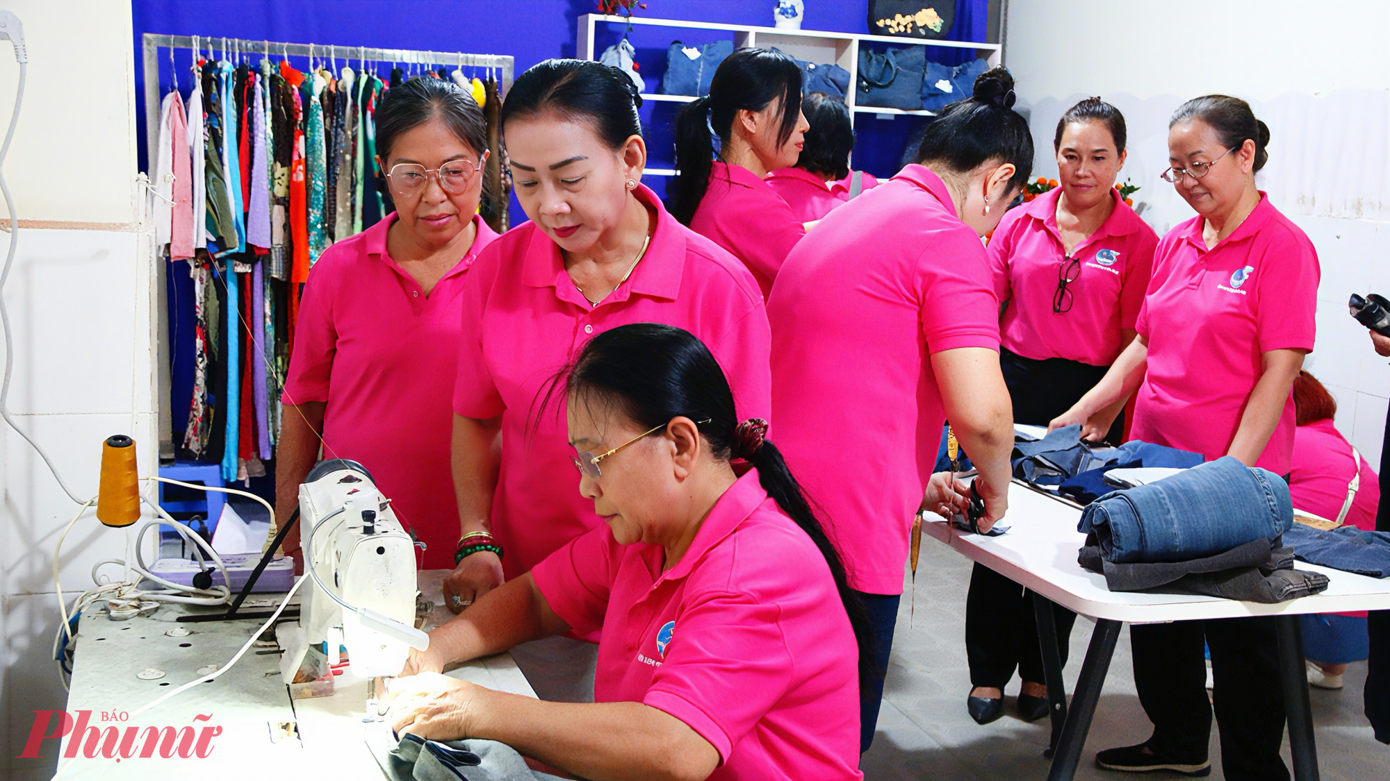 Khi chị em đã tề tựu đông đủ, bà Nguyễn Thị Bích Phương - Chi hội trưởng khu phố 11, người có hơn 10 năm kinh nghiệm may mặc - trở thành lực lượng nòng cốt hướng dẫn mọi người cùng học hỏi, sáng tạo và làm ra những sản phẩm tái chế đẹp mắt. Bà còn mang theo chỉ, phụ kiện, kéo, thước dây cùng máy may công nghiệp từ nhà đến để hỗ trợ chị em thực hành. Từ cách cắt may, ráp nối đến từng đường kim mũi chỉ, bà Phương đều tận tình hướng dẫn để sản phẩm giữ được phom dáng đẹp, chắc chắn và bảo đảm chất lượng.