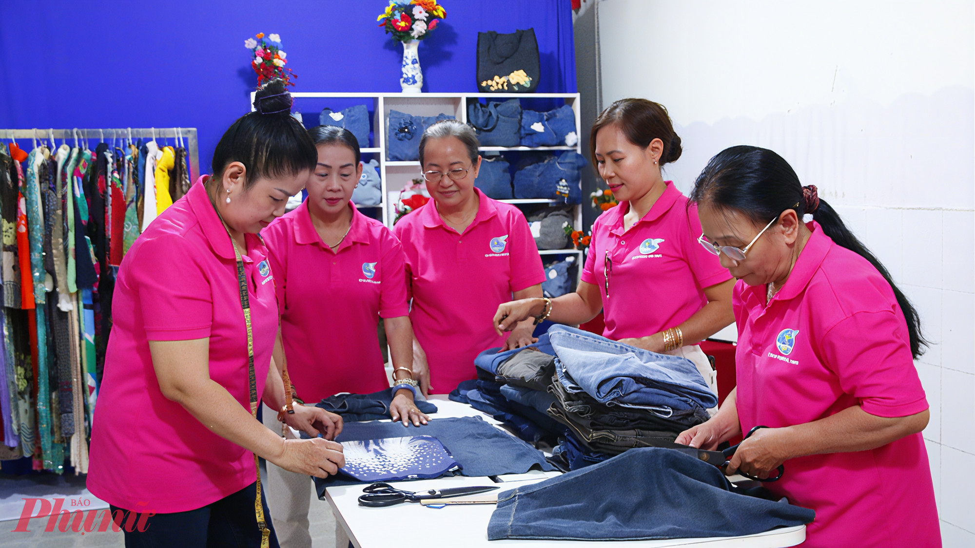 Hội LHPN phường Bình Thạnh khuyến khích hội viên tận dụng nguyên liệu tái chế như vải vụn, quần áo cũ đã qua sử dụng… để tạo ra những sản phẩm hữu ích phục vụ đời sống hằng ngày như túi xách, vật dụng gia đình, đồ thủ công...