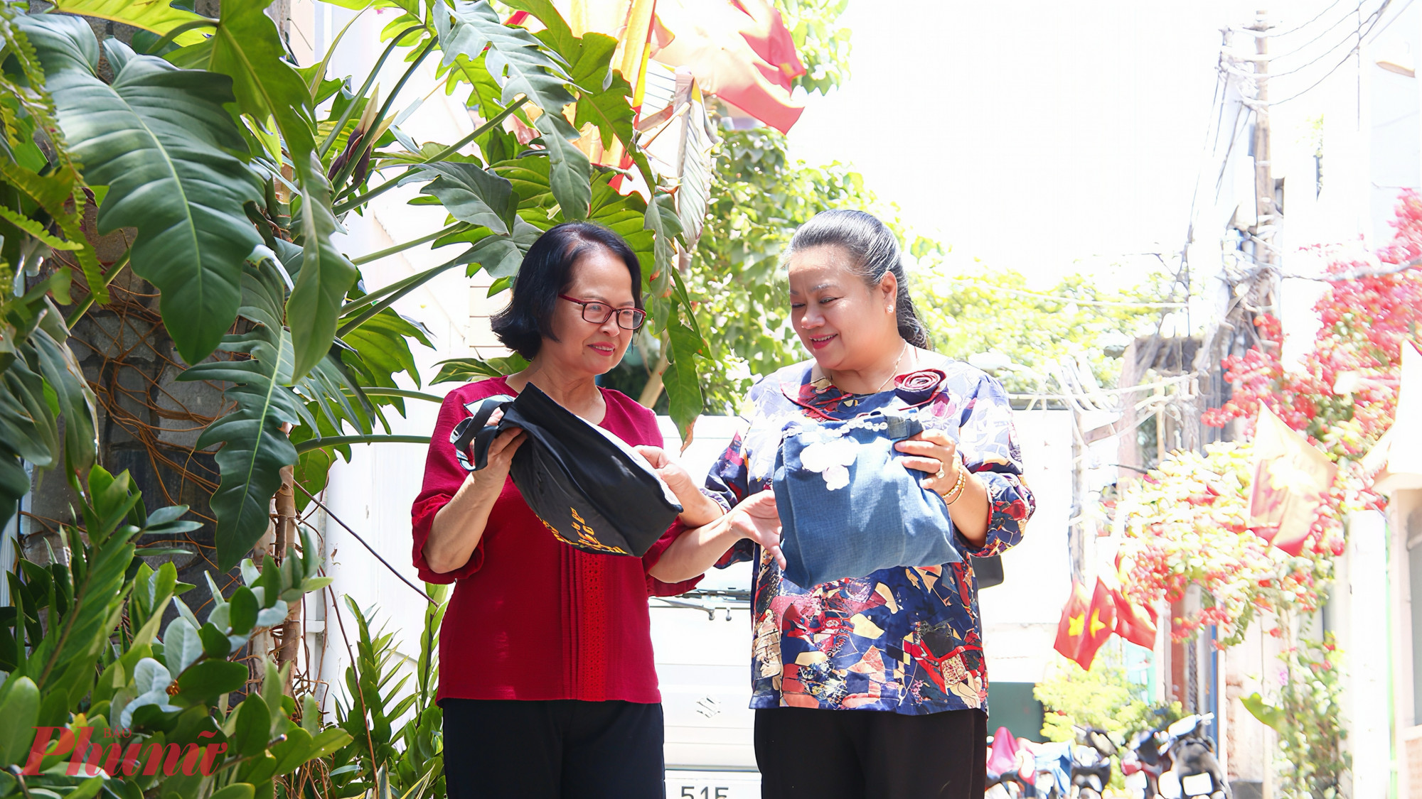 Bà Hoàng Thị Thảo (bìa trái) và bà Đào Thị Lan Phương (bìa phải), người dân khu phố 11, hào hứng ra về sau khi mua được 2 chiếc túi xách đẹp mắt. Theo bà Phương, chị em trong khu phố rất phấn khởi khi thấy từ những vật dụng tưởng chừng bỏ đi nay có thể làm thành sản phẩm hữu ích, đẹp và chắc chắn đến vậy. “Túi có thể dùng đi chợ, đi du lịch hay đi họp đều tiện vì đựng được nhiều đồ. Những mẫu nhỏ có giá mềm hơn, mẫu lớn nhỉnh hơn một chút, nhưng khoảng 100.000 đồng cho một chiếc túi như vậy là rất hợp lý”, bà chia sẻ. Bà Phương cho biết thời gian tới sẽ chọn lọc những chiếc quần jean cũ trong nhà để ủng hộ chị em tái chế, đồng thời giới thiệu bạn bè, con cháu đến ủng hộ mô hình ý nghĩa này.