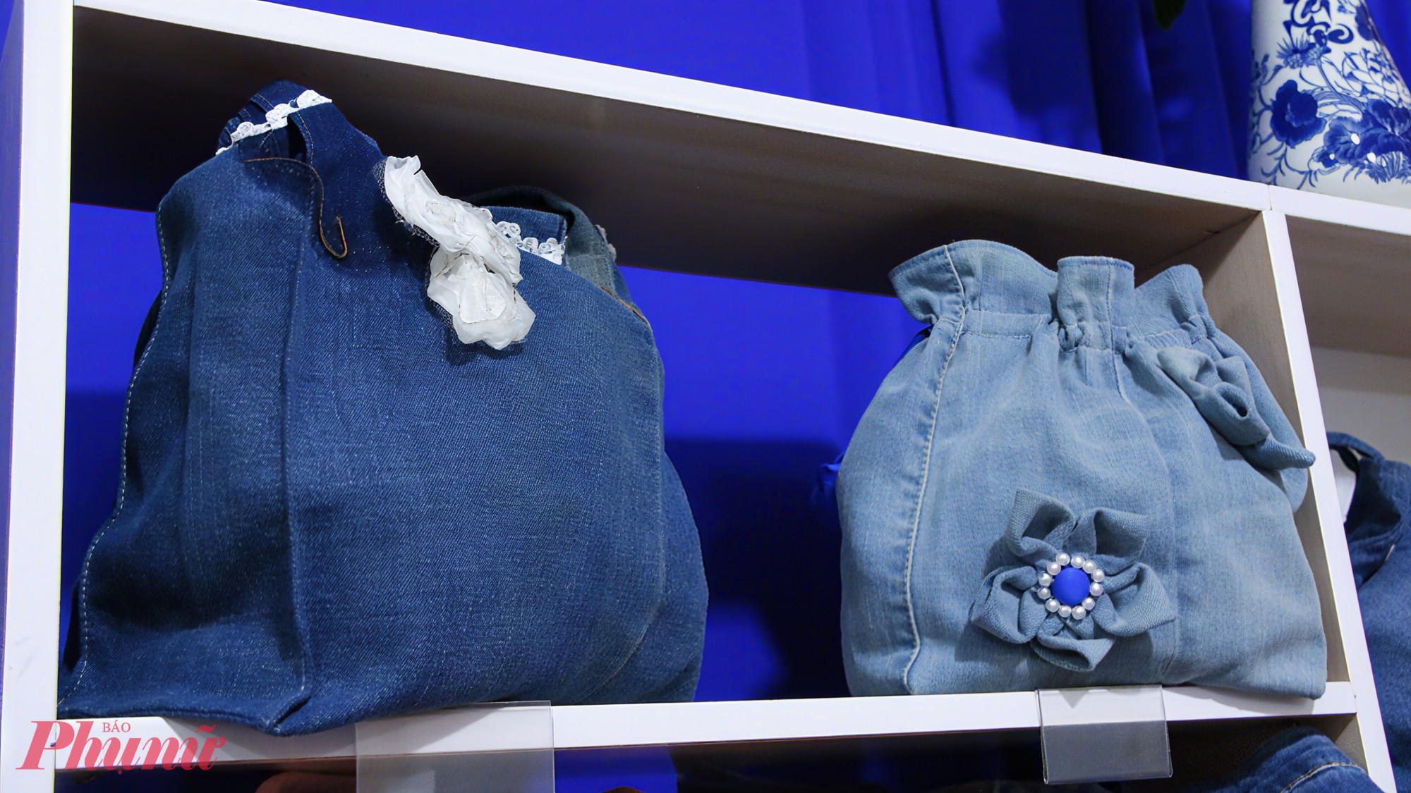 Những chiếc túi xách làm từ quần áo jean cũ được ra đời.