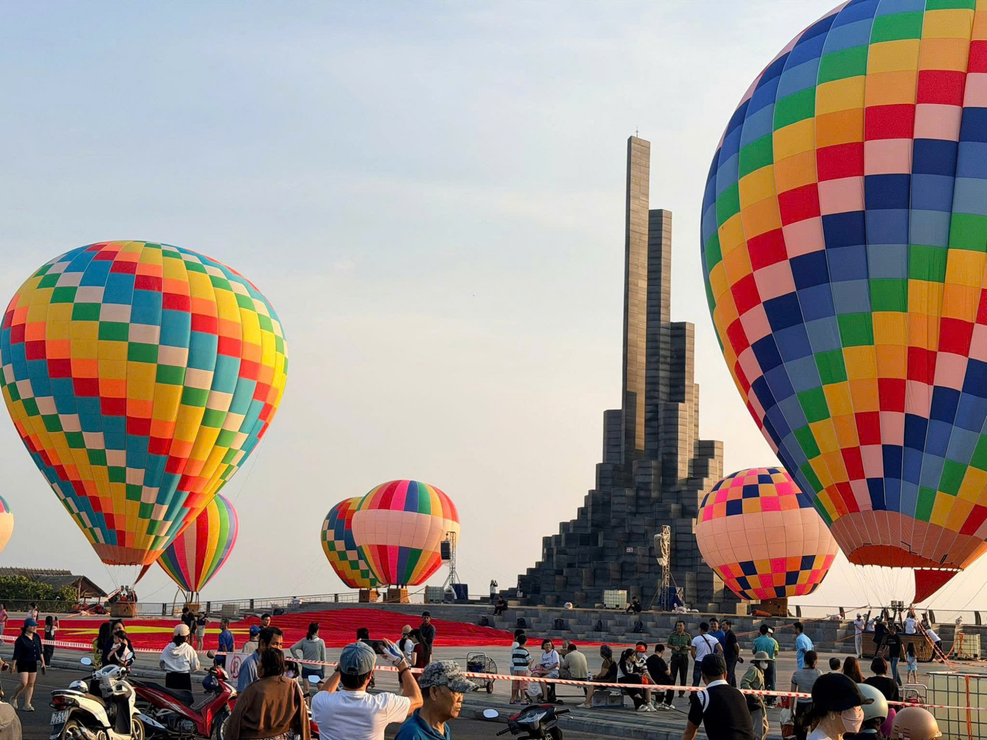 Nhờ khinh khí cầu, không gian quảng trường Tháp Nghinh Phong trở nên rực rỡ, thu hút đông đảo khách du lịch hơn.