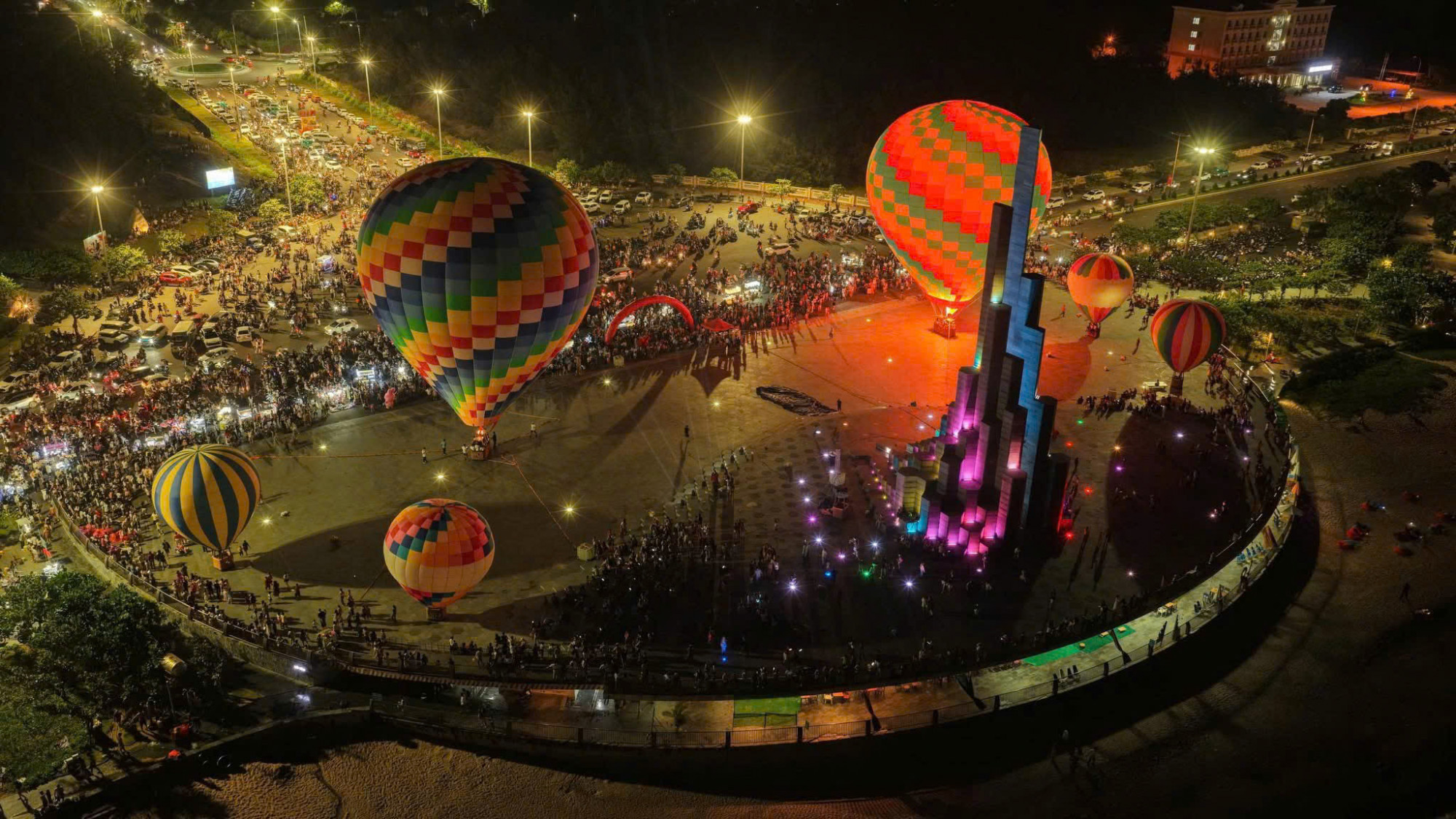 Tháp Nghinh Phong thu hút rất đông du khách vào ban đêm. Ảnh: Nghinh Phong Media