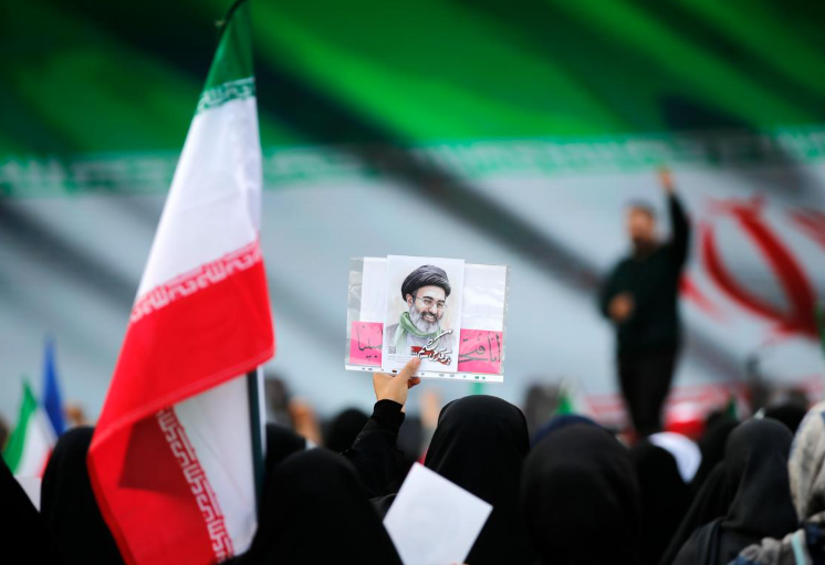 Người dân Iran mang cờ tham gia cuộc tuần hành tuyên thệ trung thành với nhà lãnh đạo mới Mojtaba Khamenei tại Tehran, Iran, ngày 29 tháng 4 năm 2026. (Ảnh AA)