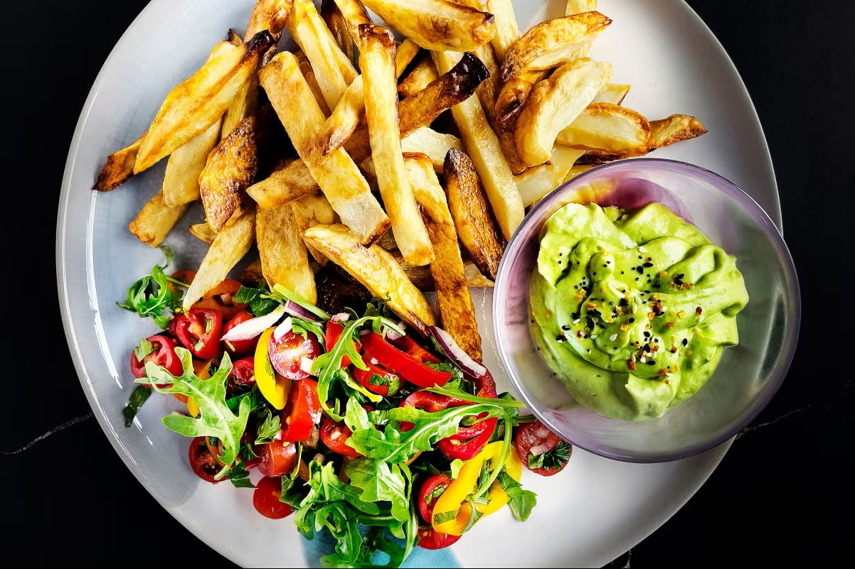 Việc thêm thực phẩm chế biến sẵn vào một bữa ăn lành mạnh vẫn có thể góp phần làm giảm sự tập trung - Ảnh: Claudia Totir/Moment RF/Getty Images