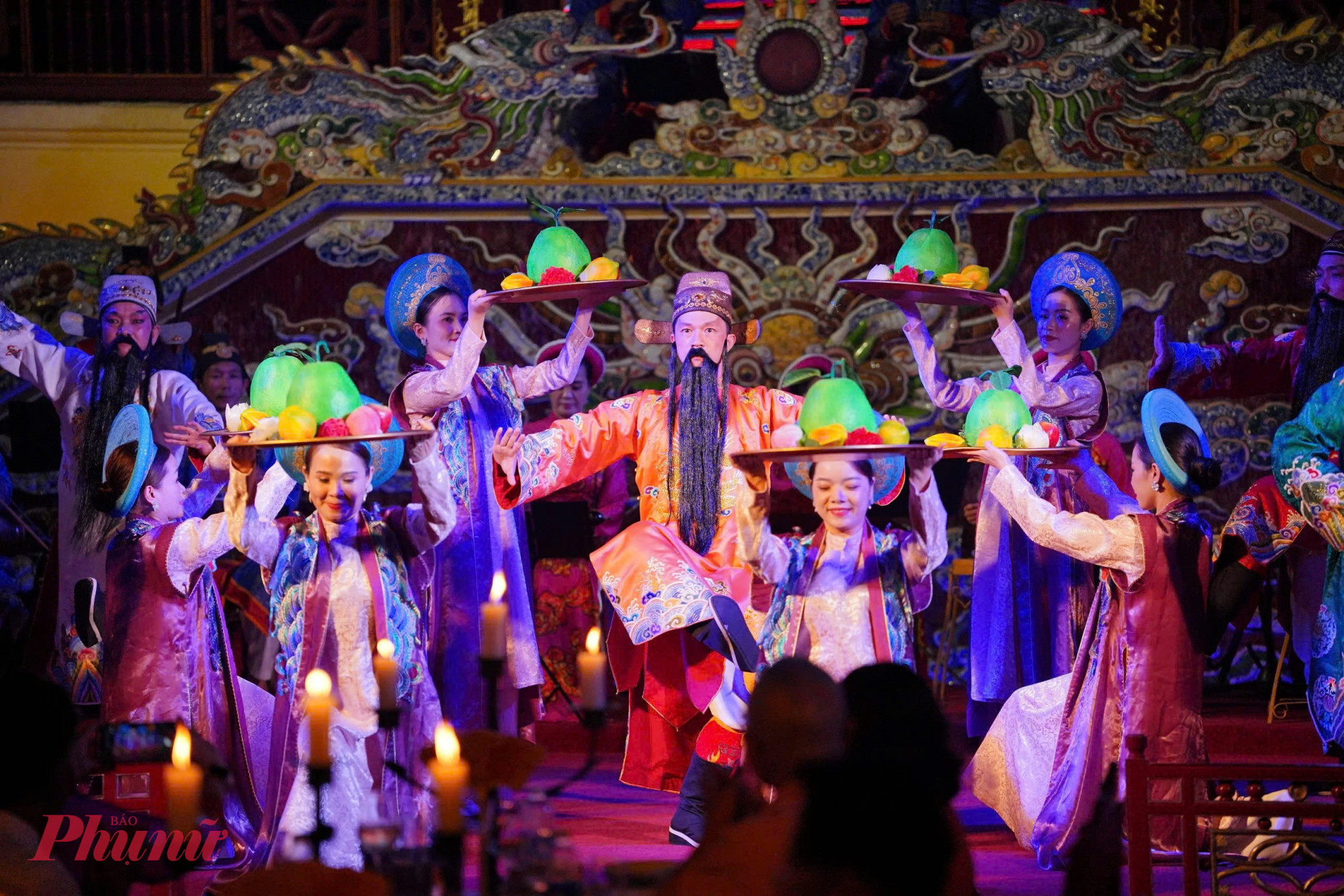 Du khách đến với chương trình Dạ yến hoàng cung ngoài việc được thưởng thức các món ăn sơn độc đáo do các nghệ nhân ẩm thực nấu còn kết hợp cùng các chương trình biểu diễn các tiết mục nghệ thuật mang âm sắc cung đình Huế góp phần tái hiện không khí đêm yến tiệc cung đình sang trọng, mang đến trải nghiệm khó quên cho du khách.