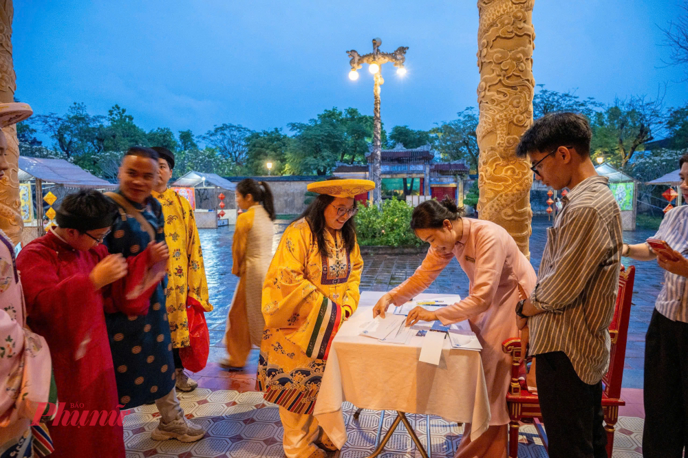 Dạ yến Hoàng cung” là hành trình đưa du khách ngược dòng thời gian, trở về với nét vàng son triều Nguyễn. Trong không gian cổ kính tại Duyệt Thị Đường