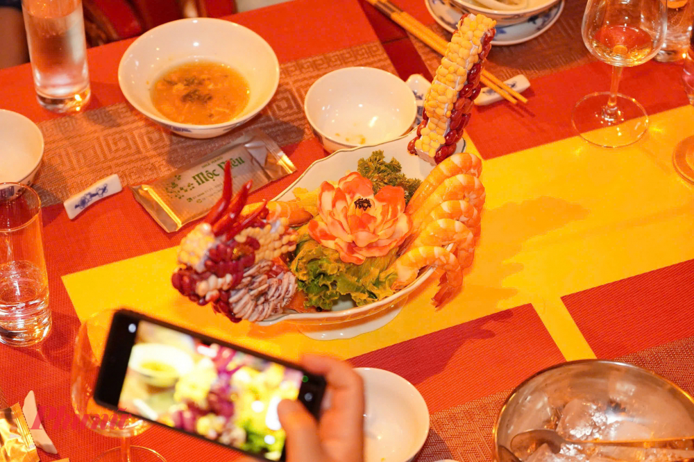 “Tôm ngự thuyền Rồng” gây ấn tượng với cách trình bày tinh xảo, gợi nên hình ảnh du ngoạn của bậc quân vương giữa không gian thi vị. Sự hòa quyện giữa hương vị và nghệ thuật sắp đặt mang đến trải nghiệm vừa sang trọng, vừa giàu cảm xúc. 