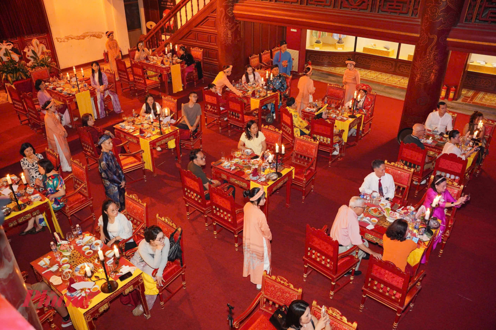 Giá vé chương trình 1.700.000đ/vé; Số lượng: 130 khách/đêm 