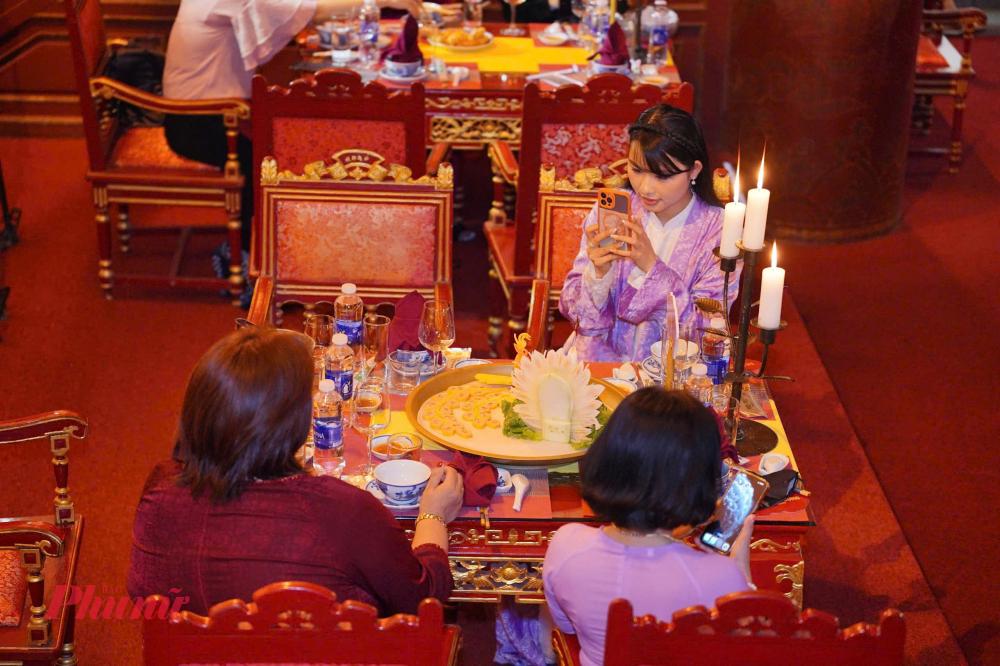 Dạ yến Hoàng cung”, nơi không chỉ mang đến một bữa tiệc tinh tế mà còn mở ra hành trình khám phá văn hóa cung đình, để lại những dư vị khó quên trong lòng mỗi du khách. 