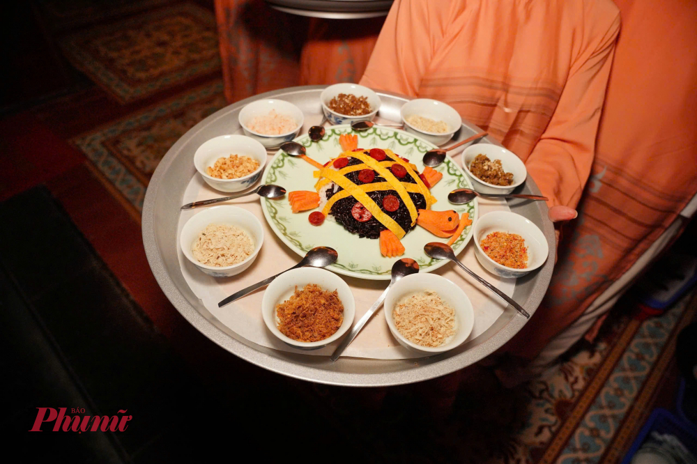 Thanh nhã và sâu lắng, “Hương sen Tịnh Tâm” mang đến dư vị nhẹ nhàng đặc trưng của ẩm thực cung đình Huế, nơi sự tinh khiết và hài hòa được đề cao trong từng nguyên liệu. “Chè hạt sen bọc long nhãn” sẽ giúp thực khách cảm nhận trọn vẹn nét thanh tao, tinh tế, mang đậm dư vị của chốn hoàng cung xưa. 