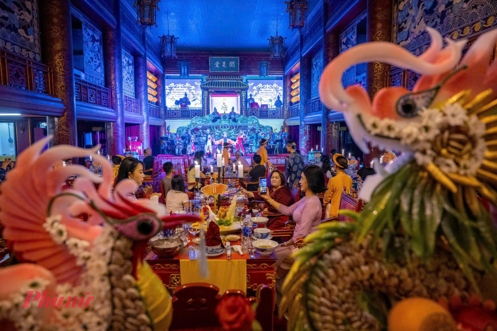 Từng chi tiết được tạo hình công phu, gửi gắm vẻ đẹp vương giả ngay từ ánh nhìn đầu tiên.