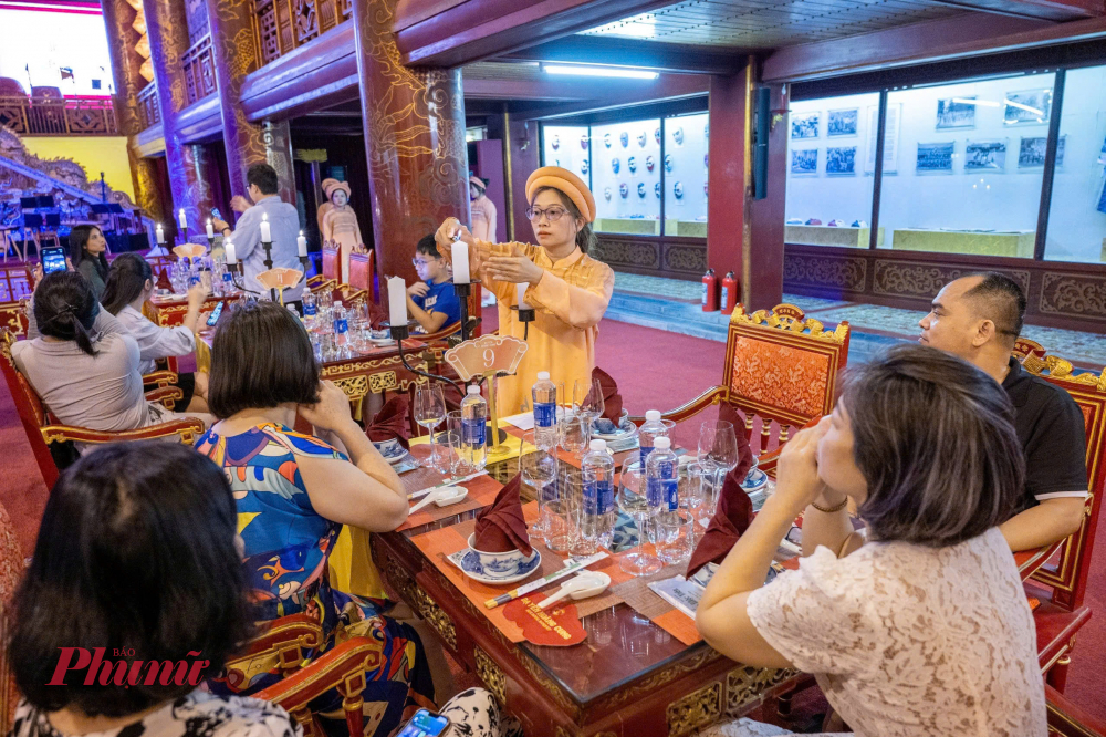 Trong không gian cổ kính tại Duyệt Thị Đường, những món ăn cung đình được chế biến và bày biện tinh tế, đầy tính nghệ thuật được phục vụ theo nghi thức truyền thống 