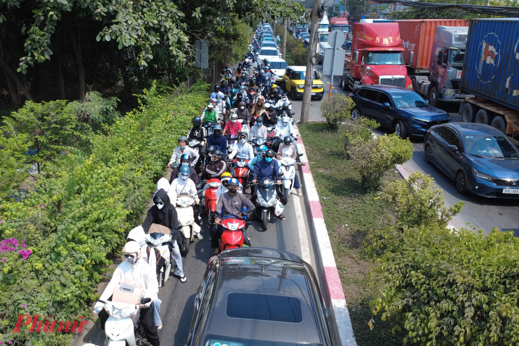 Mỗi khi có ô tô vào làn hỗn hợp, dòng xe máy phía sau lại ùn ứ kéo dài hơn, nhiều người tỏ ra bất lực, mệt mỏi.