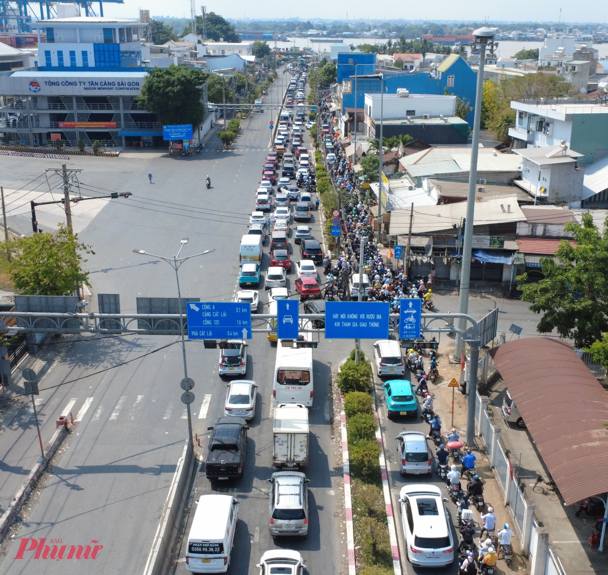Lực lượng chức năng liên tục túc trực, điều tiết giao thông, phân luồng từ xa nhưng tình trạng ùn ứ vẫn kéo dài do lưu lượng phương tiện vượt quá năng lực vận chuyển.