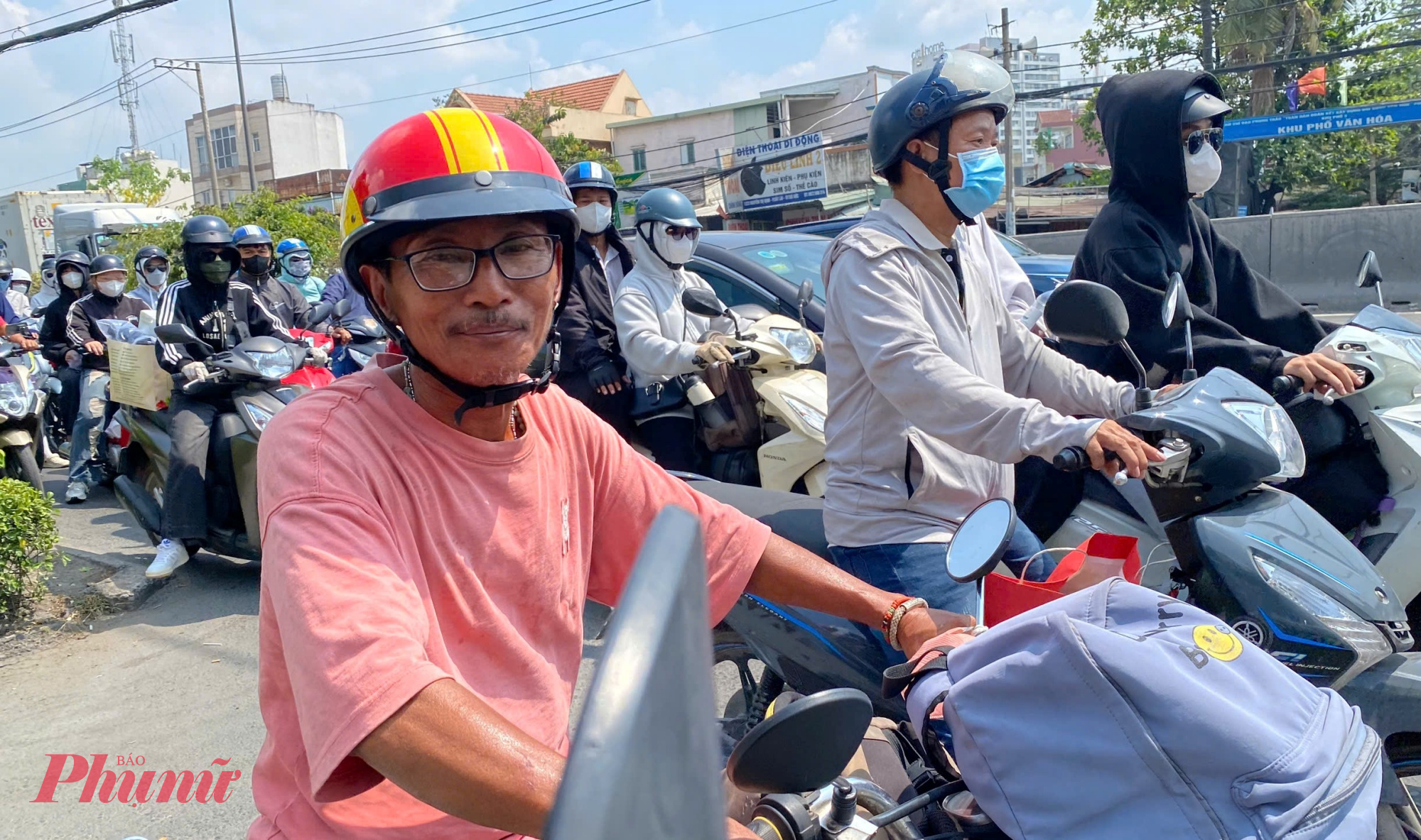 Ông Quang Năm (62 tuổi, phường Bình Thạnh) nhễ nhại mồ hôi giữa trời nắng gắt vì kẹt xe lâu - cho biết: “Hôm nay nghỉ lễ tôi tranh thủ về nhà ở Bà Rịa, đi qua phà Cát Lái cho nhanh mà với cảnh kẹt xe kéo dài này nên càng chậm hơn. Tôi đi từ nhà ra phà chỉ khoảng 5km nhưng mất hơn 1 tiếng vẫn chưa tới bến”.