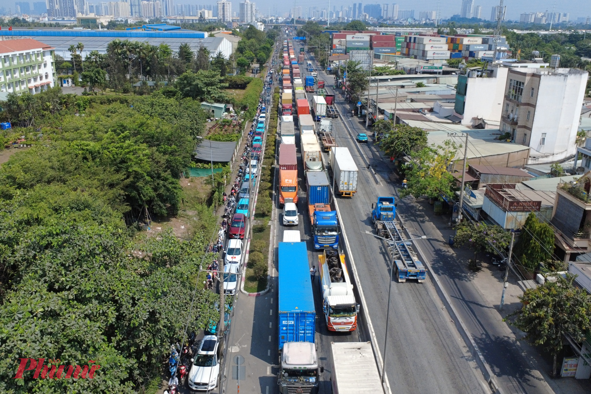 Các phương tiện đổ dồn về bến phà khiến giao thông khu vực cảng và phà Cát Lái này gần như “đóng băng”. 