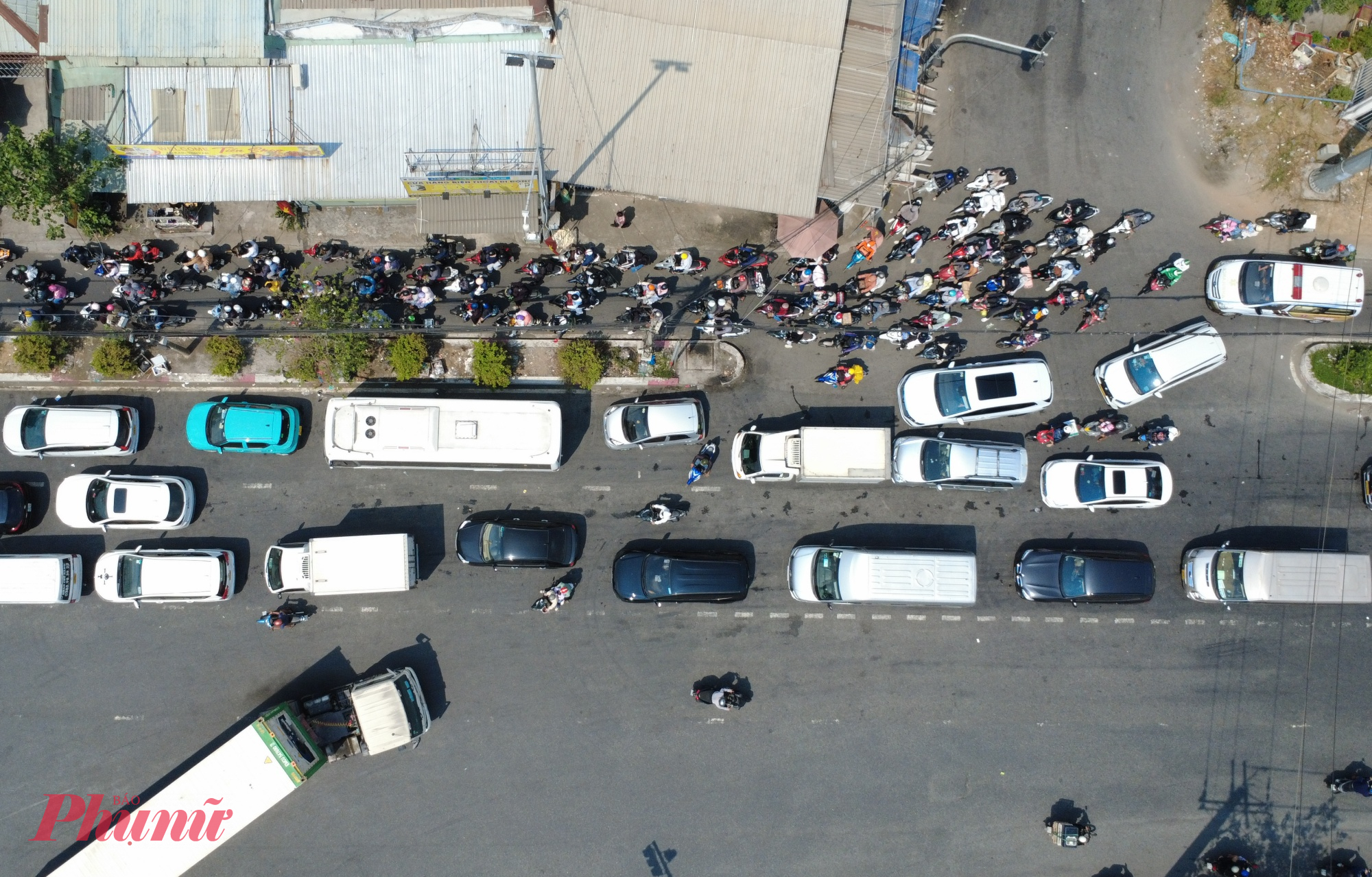 Không chỉ xe máy, nhiều ô tô cá nhân, xe tải cũng chen kín các tuyến đường dẫn vào bến phà. 