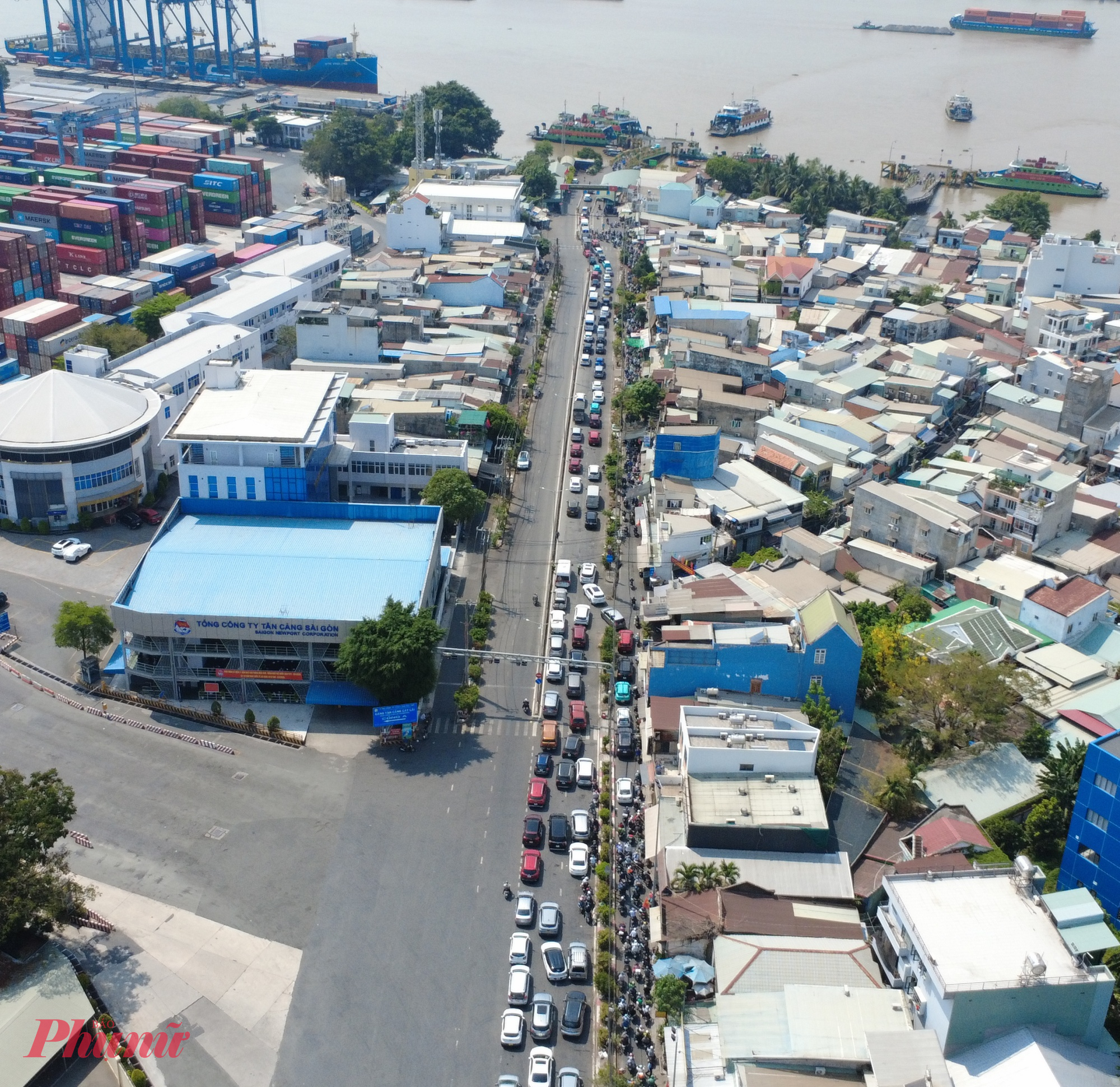 Đại diện đơn vị quản lý cho biết đã tăng tần suất hoạt động của các chuyến phà, huy động tối đa phương tiện để giải tỏa hành khách. Tuy nhiên, vào các khung giờ cao điểm, đặc biệt buổi sáng 30/4 , tình trạng quá tải vẫn khó tránh khỏi.