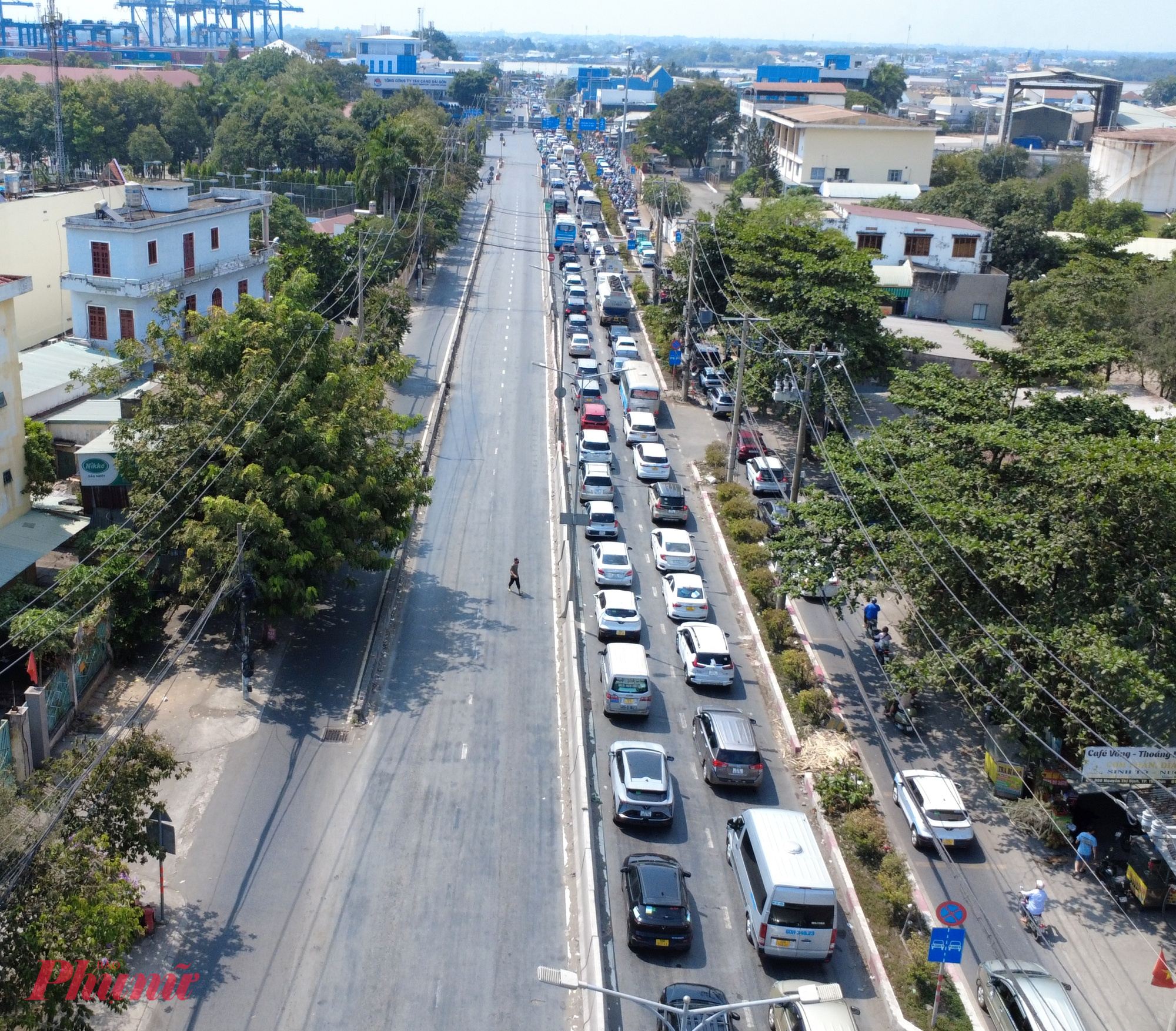 Hàng nghìn xe máy, ô tô xếp hàng dài nhiều km trên đường Nguyễn Thị Định nhích từng chút một để chờ xuống phà sang Nhơn Trạch (Đồng Nai).