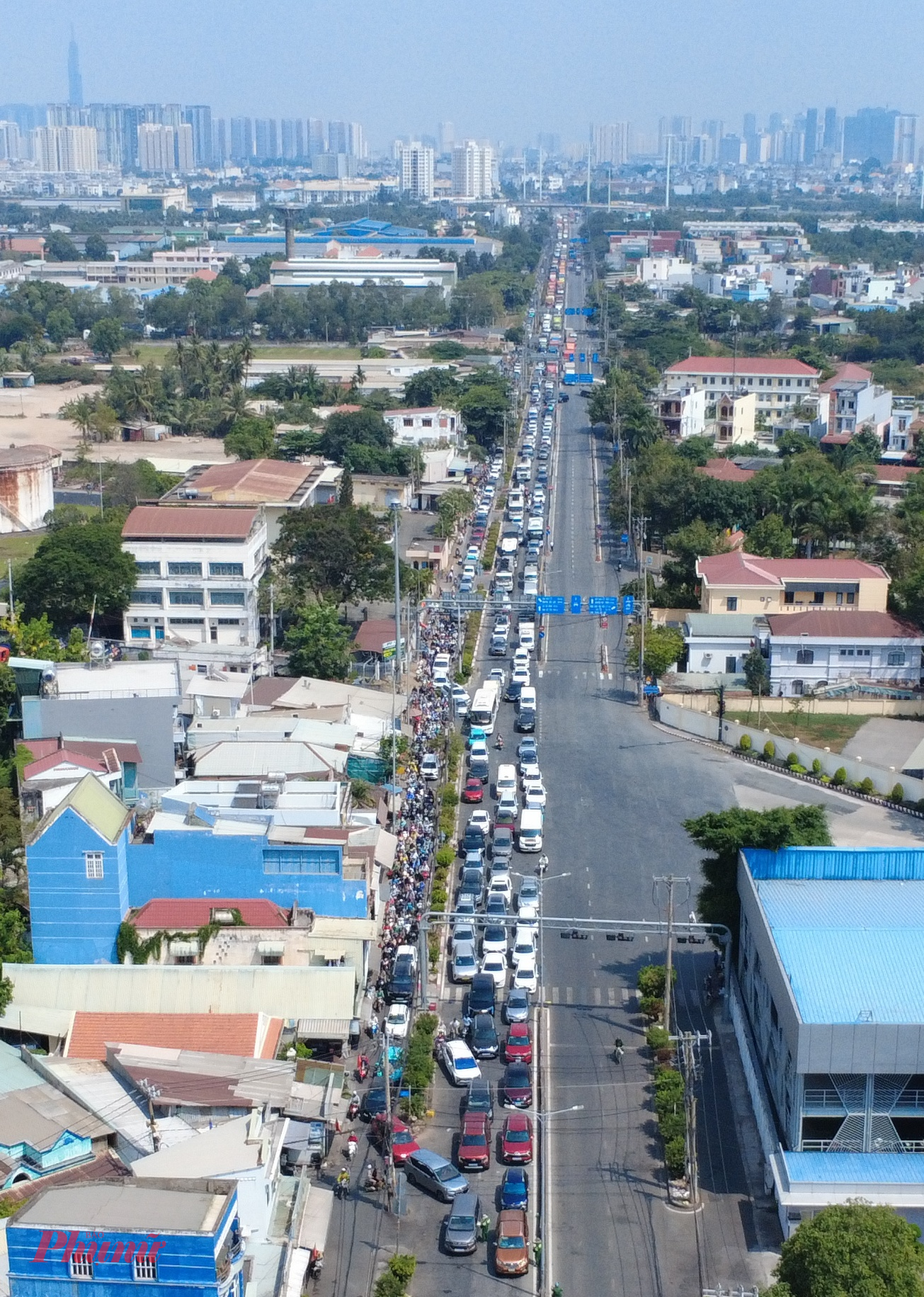 Ghi nhận lúc 9g sáng, dòng phương tiện ùn tắc kéo dài trên đường Nguyễn Thị Định, hướng từ nút giao Mỹ Thủy đi phà Cát Lái. 