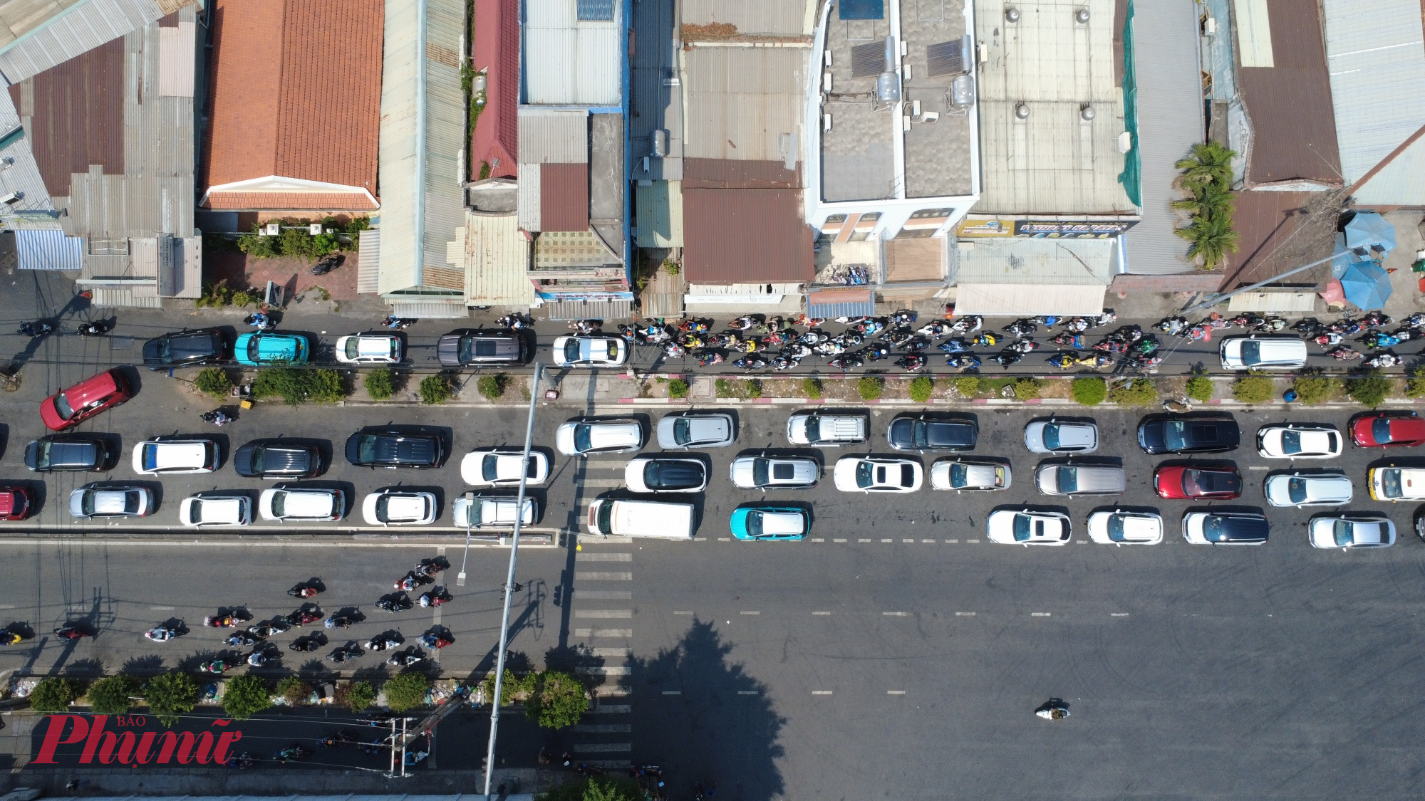 Lượng phương tiện tăng đột biến do nhu cầu người dân rời TPHCM về quê hoặc đi du lịch trong dịp lễ. 