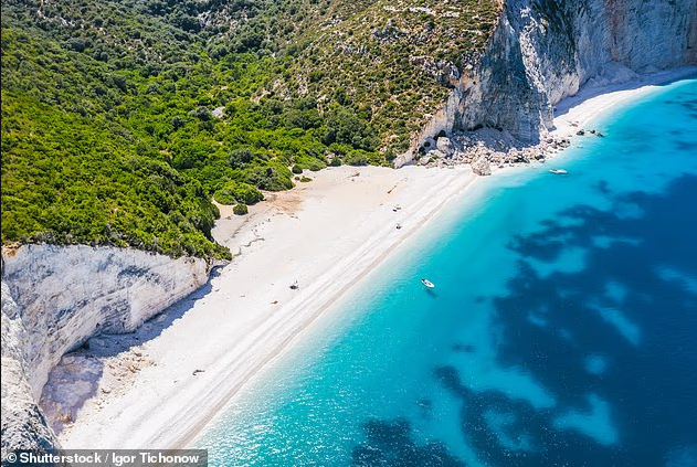 Bãi biển Fteri, Kefalonia, Hy Lạp. Được xếp hạng 2, Fteri nằm ẩn mình trong một vịnh nhỏ hẻo lánh trên hòn đảo Kefalonia. Đây bãi biển tuyệt đẹp với khung cảnh ngoạn mục và đầy sỏi trắng. Để đến đây, du khách phải đi bộ trên một con đường dốc hoặc đi bằng thuyền. Fteri thu hút nhiều khách du lịch nên cũng nhộn nhịp, hối hả hơn. 