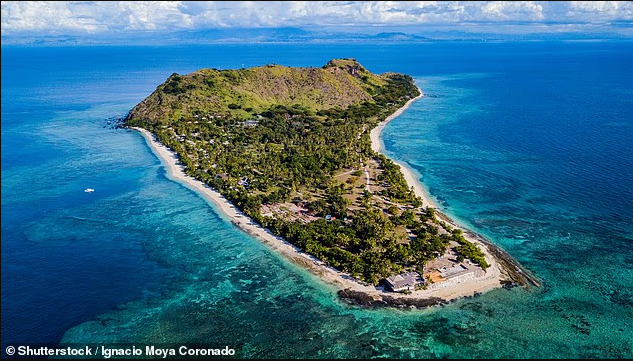 East Beach, đảo Vomo, Fiji. Được những hàng cọ cao vút bao quanh và khu rừng xanh tươi rậm rạp, East Beach trên hòn đảo tư nhân Vomo là nơi nghỉ dưỡng hoàn hảo. Bãi biển có cát trắng, nước lặng, yên tĩnh nên rất lý tưởng để bơi lội và thú vị là hiện rất ít khách du lịch. 