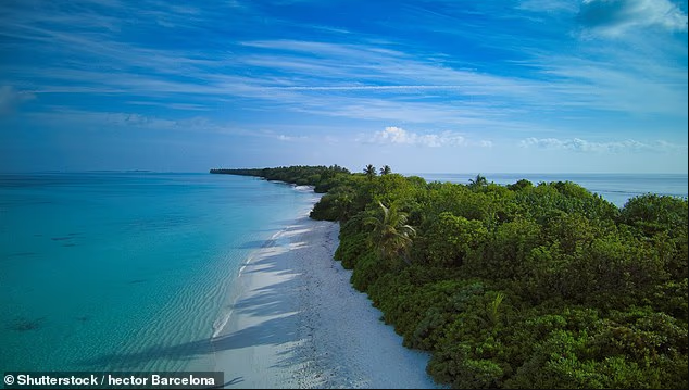 Dhigurah, Maldives. Đây là thiên đường nhiệt đới với bãi cát trải dài và cũng là bãi cát dài nhất ở Maldives. Bãi Dhigurah tĩnh lặng, nước biển màu ngọc lam và có nhiều loài sinh vật biển sinh sống. Đi dạo ở đây là quá tuyệt vời cho du khách.  