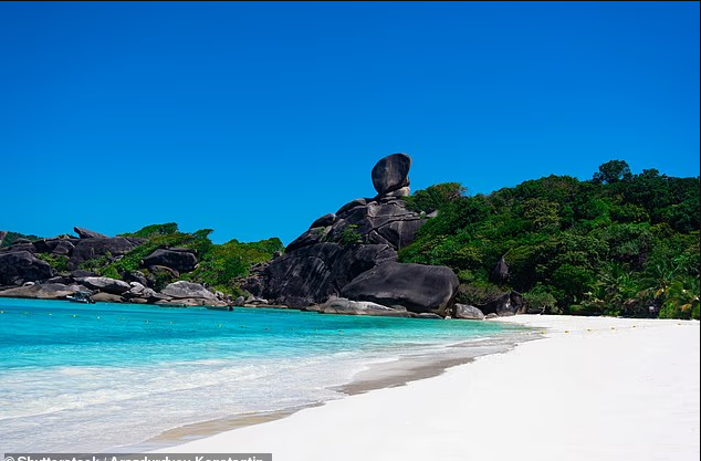 Donald Duck Bay, Phang Nga, Thái Lan. Đứng thứ 10 trong 50 bãi biển đẹp nhất thế giới, Donald Duck Bay có bãi biển hoang sơ, cát trắng mịn, nước biển trong vắt và hệ sinh thái san hô phong phú. Nơi đây rất lý tưởng để bơi lội và lặn ống thở. Nằm trong vườn quốc gia quần đảo Similan, tỉnh Phang Nga nên Donald Duck Bay chỉ đón khách từ tháng 11 đến tháng 5 và đóng cửa vào mùa mưa để bảo vệ môi trường tự nhiên.